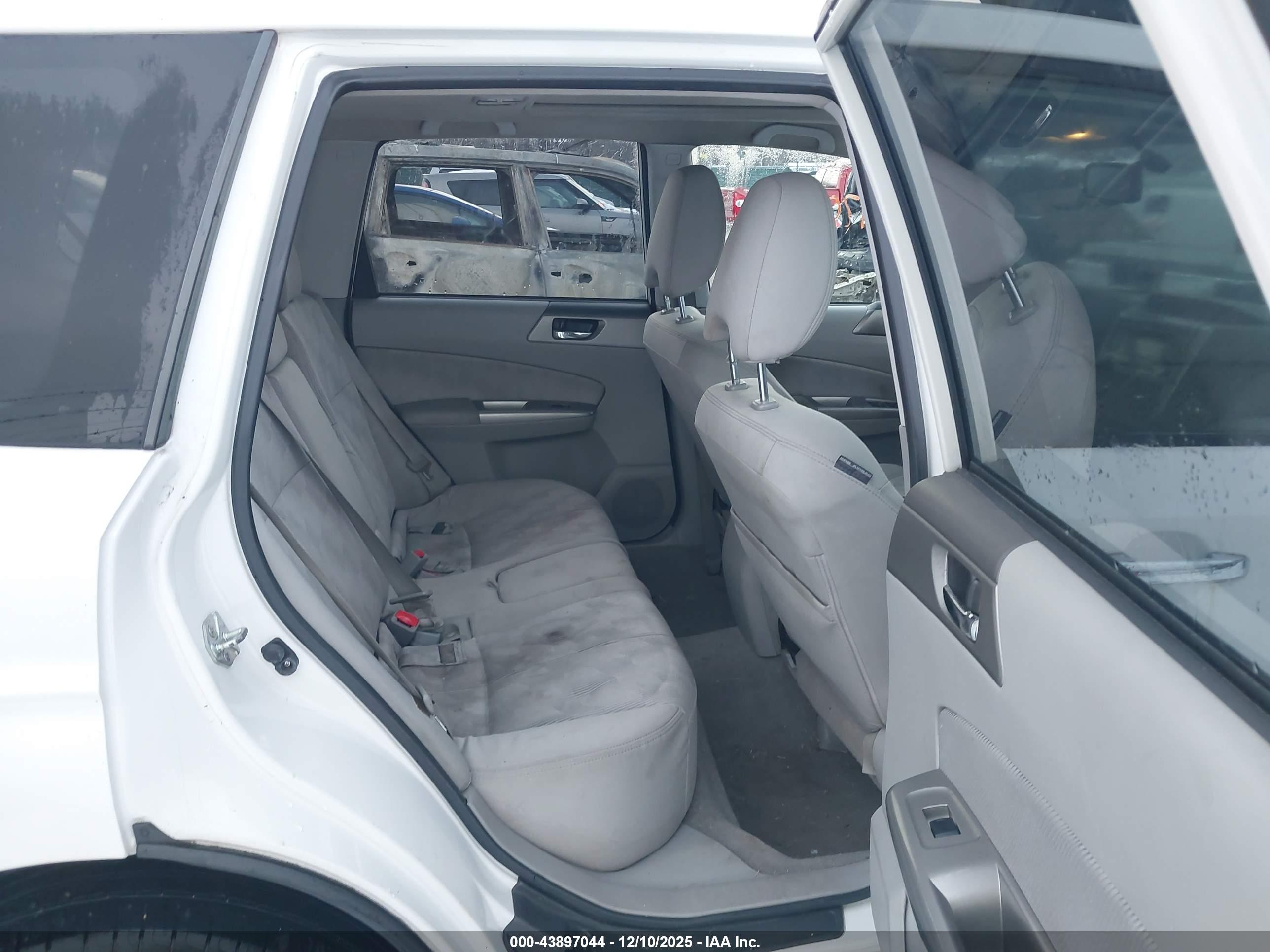 SUBARU FORESTER image 8
