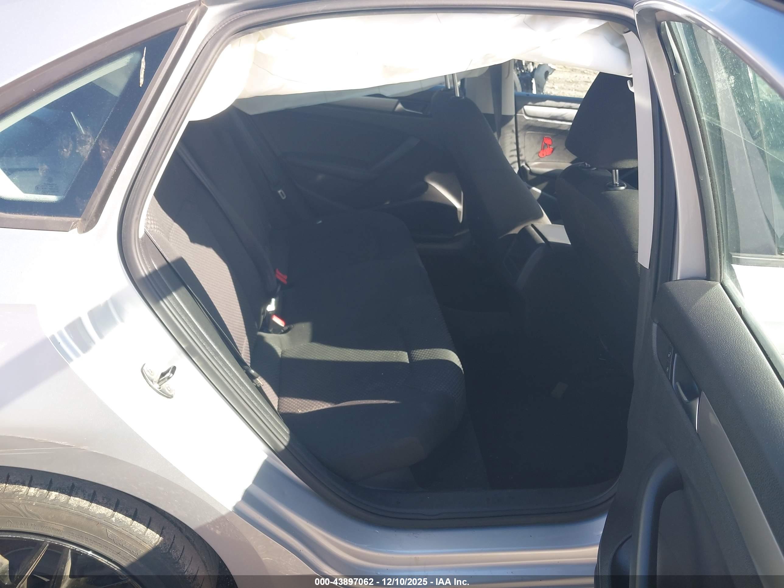 VOLKSWAGEN PASSAT image 8
