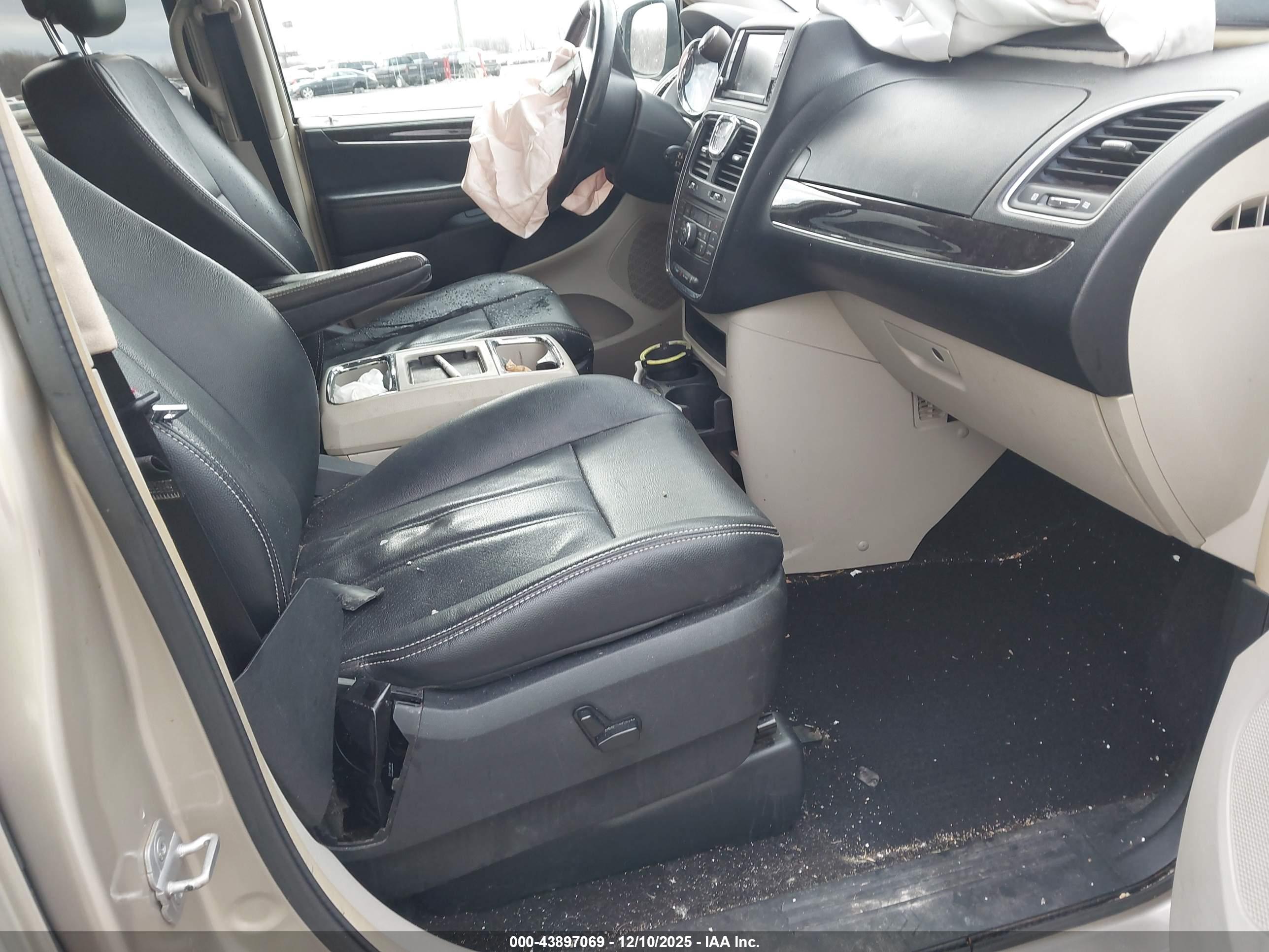 CHRYSLER TOWN image 5