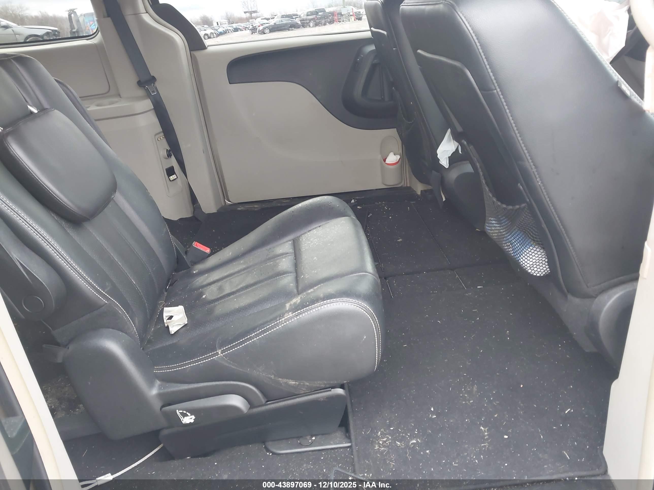 CHRYSLER TOWN image 8