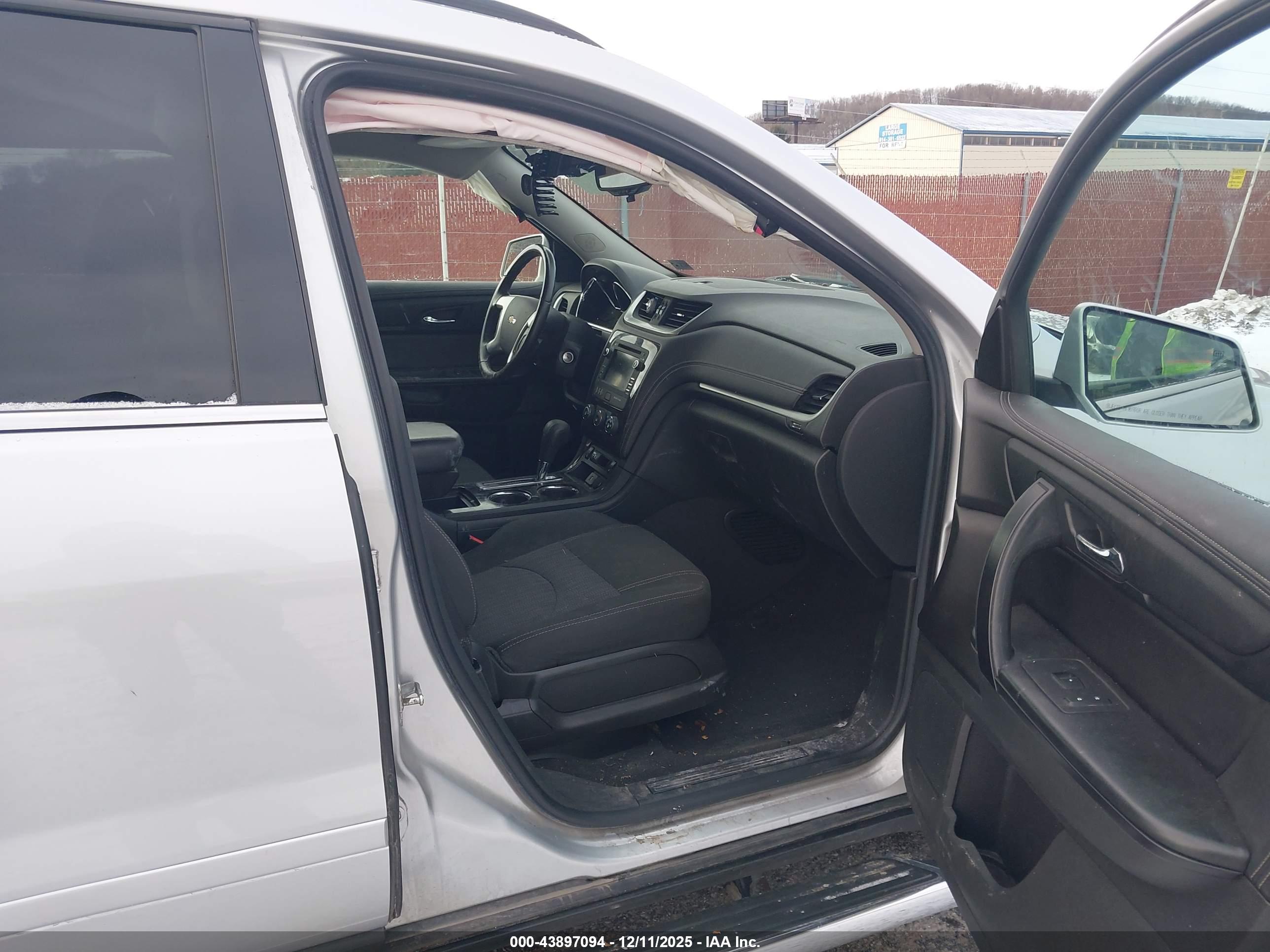 CHEVROLET TRAVERSE image 5