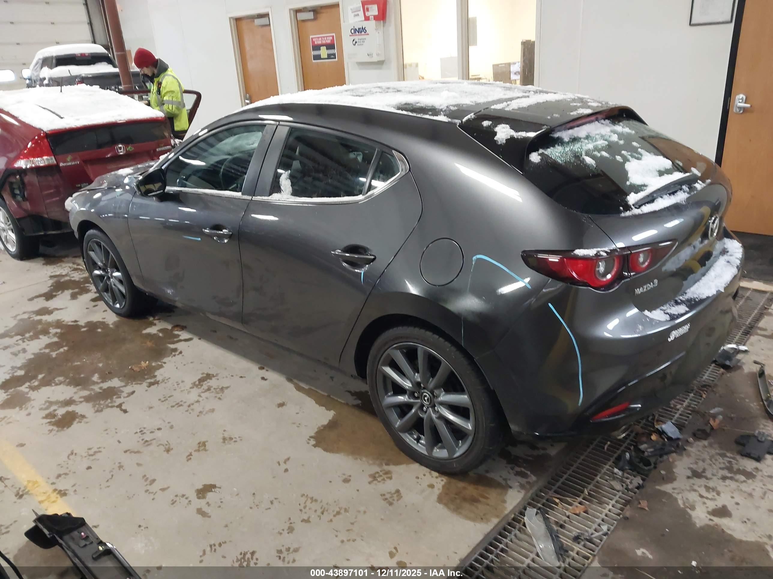 MAZDA MAZDA3 image 3