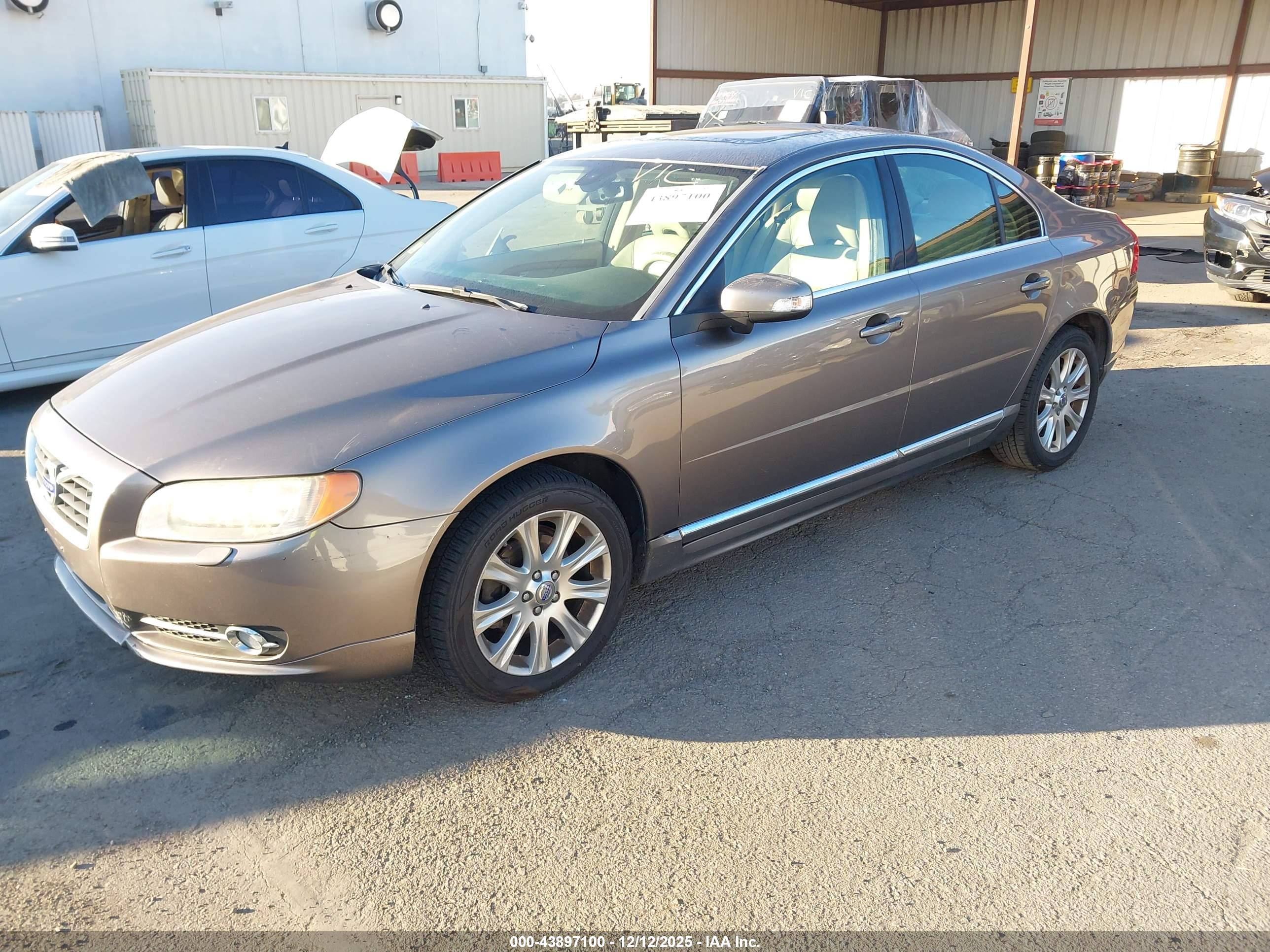 VOLVO S80 image 2
