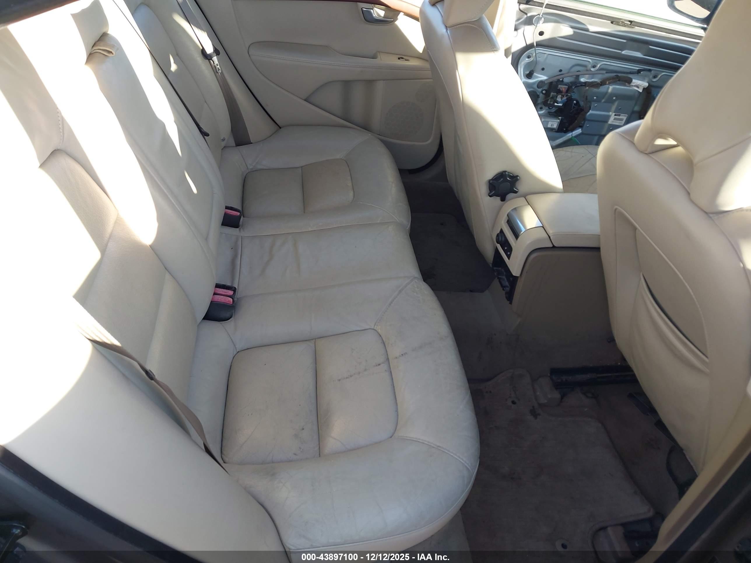 VOLVO S80 image 8