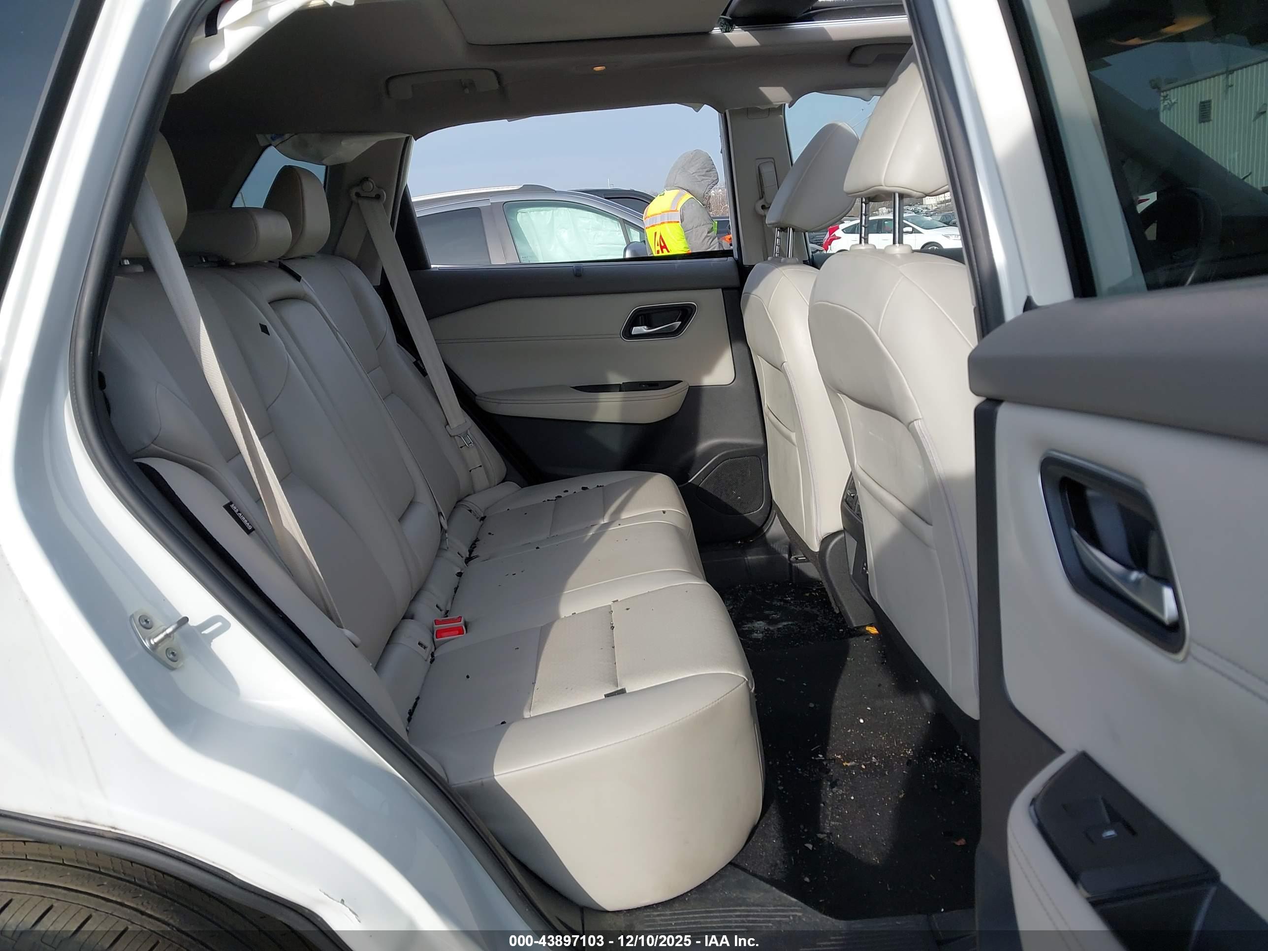 NISSAN ROGUE image 8
