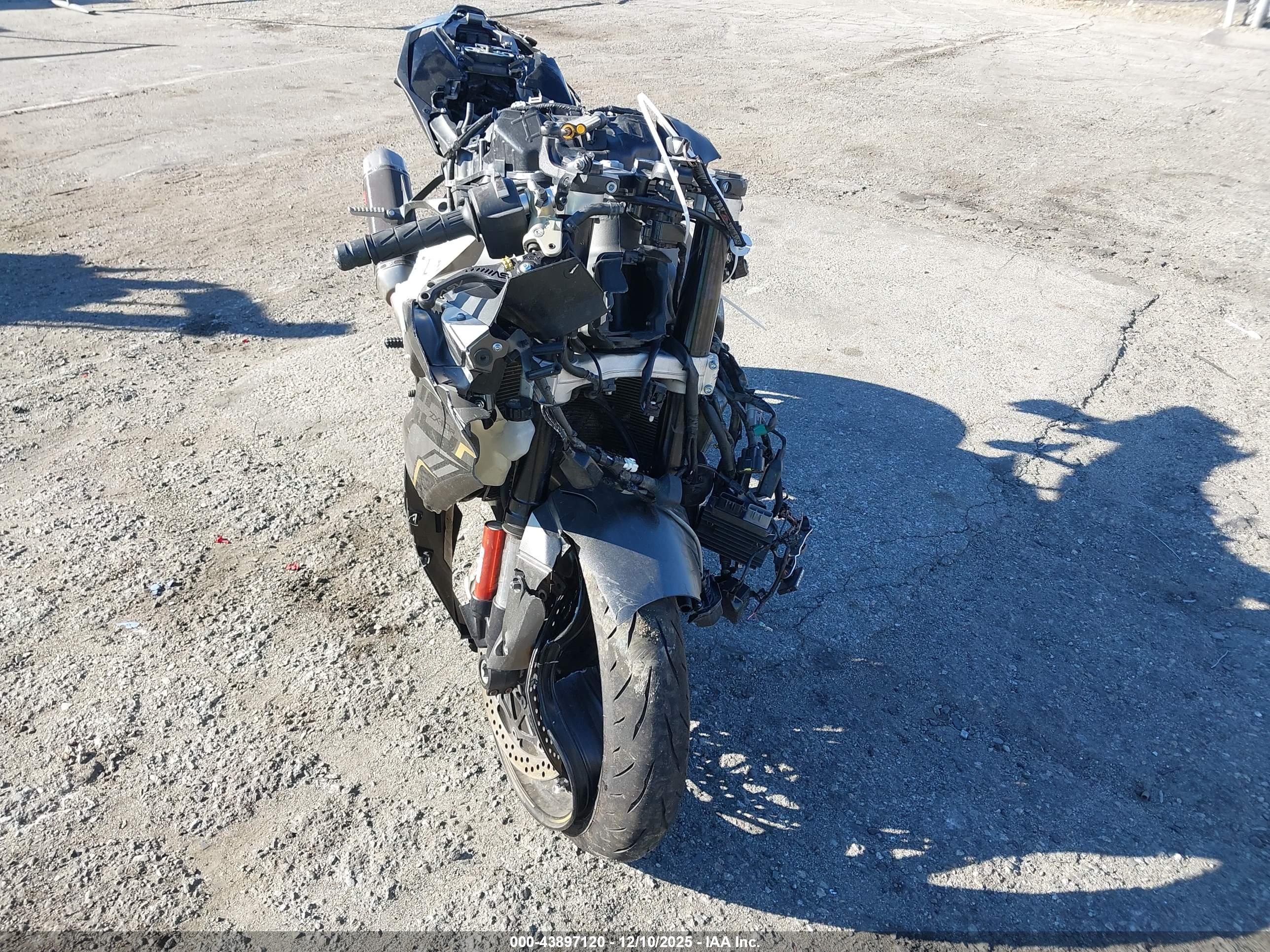 KAWASAKI ZX1002 image 5