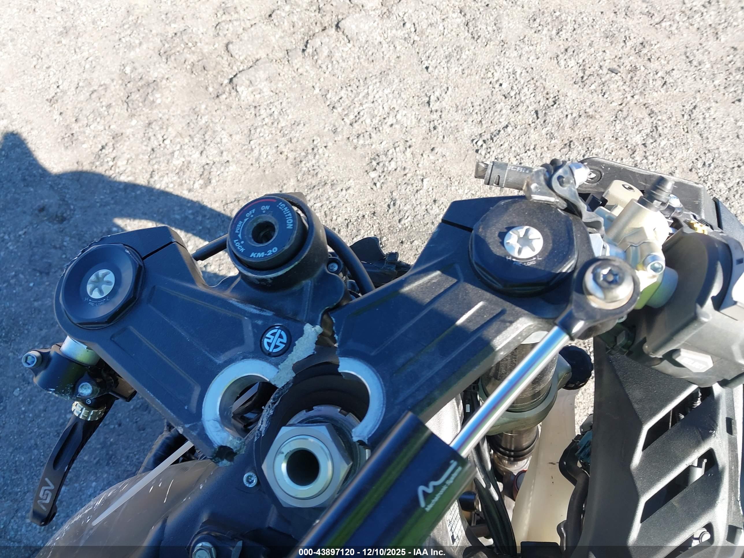 KAWASAKI ZX1002 image 7