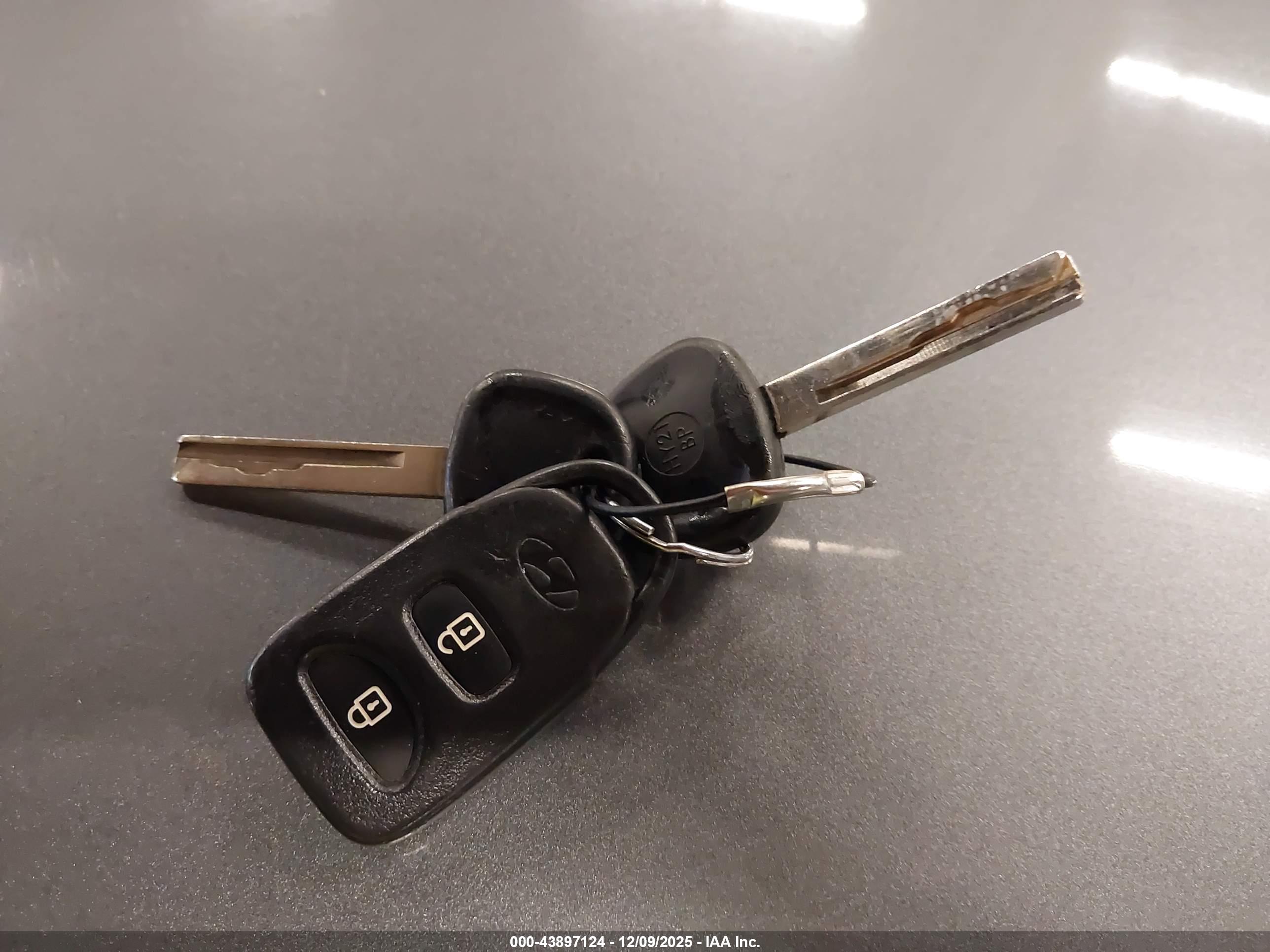 HYUNDAI ACCENT image 11
