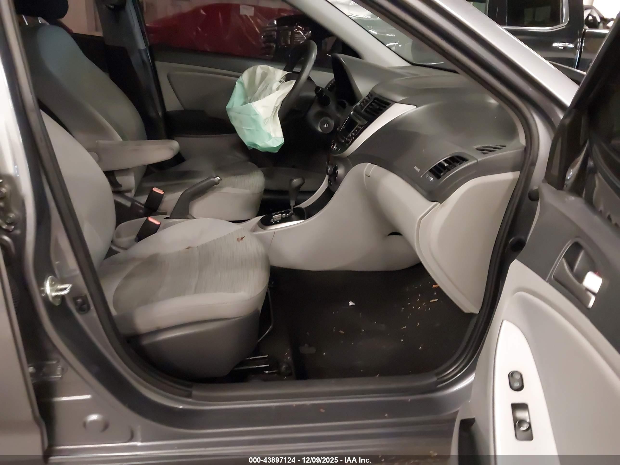 HYUNDAI ACCENT image 5