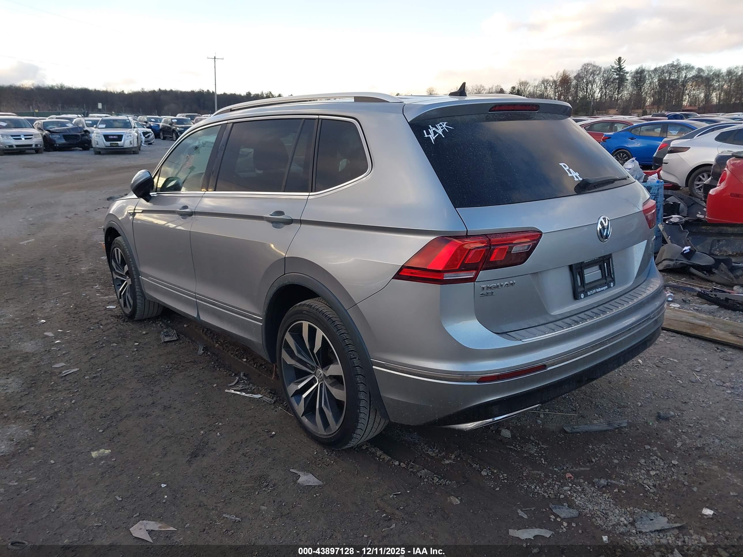 VOLKSWAGEN TIGUAN image 3