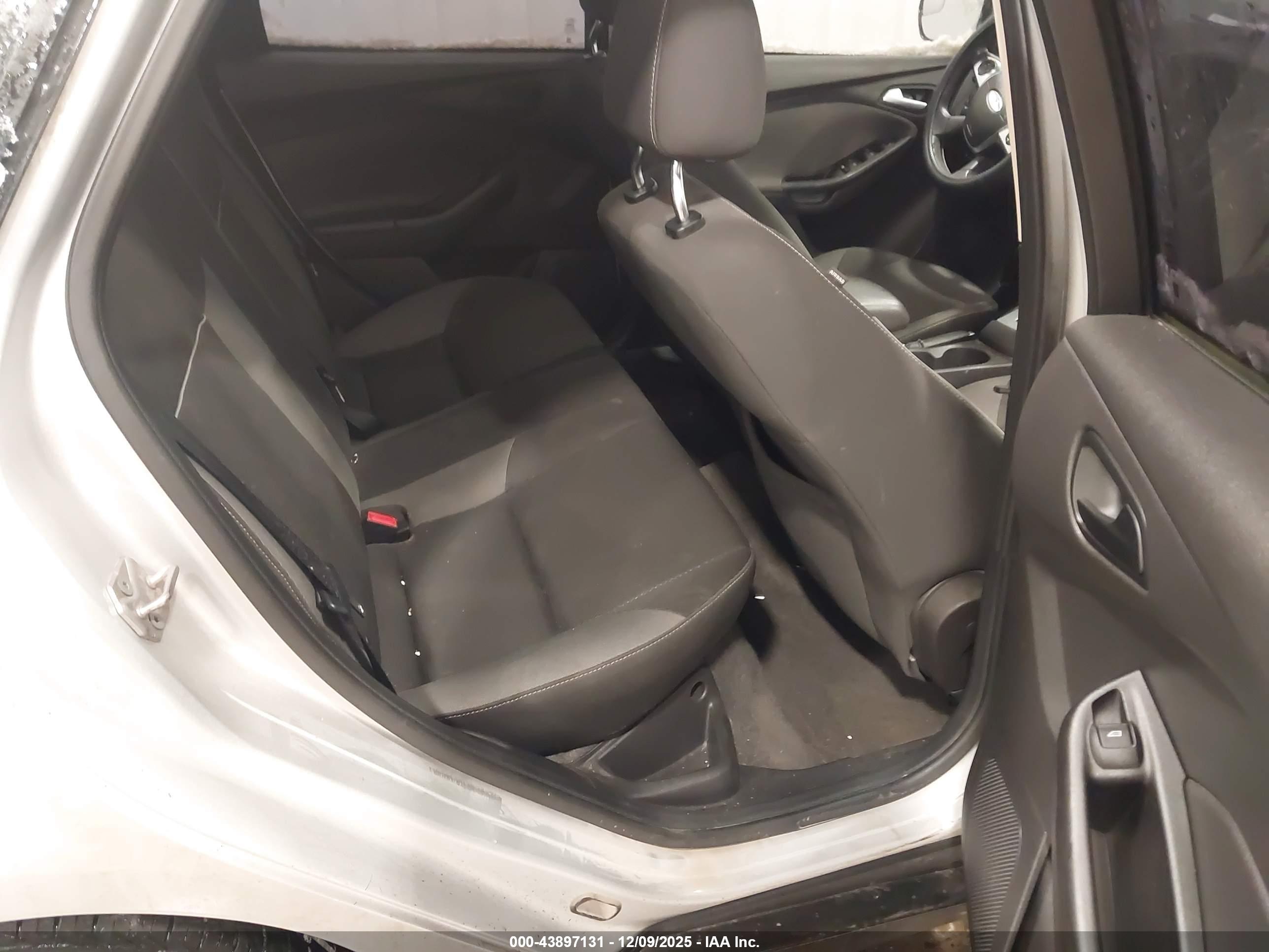 FORD FOCUS image 8