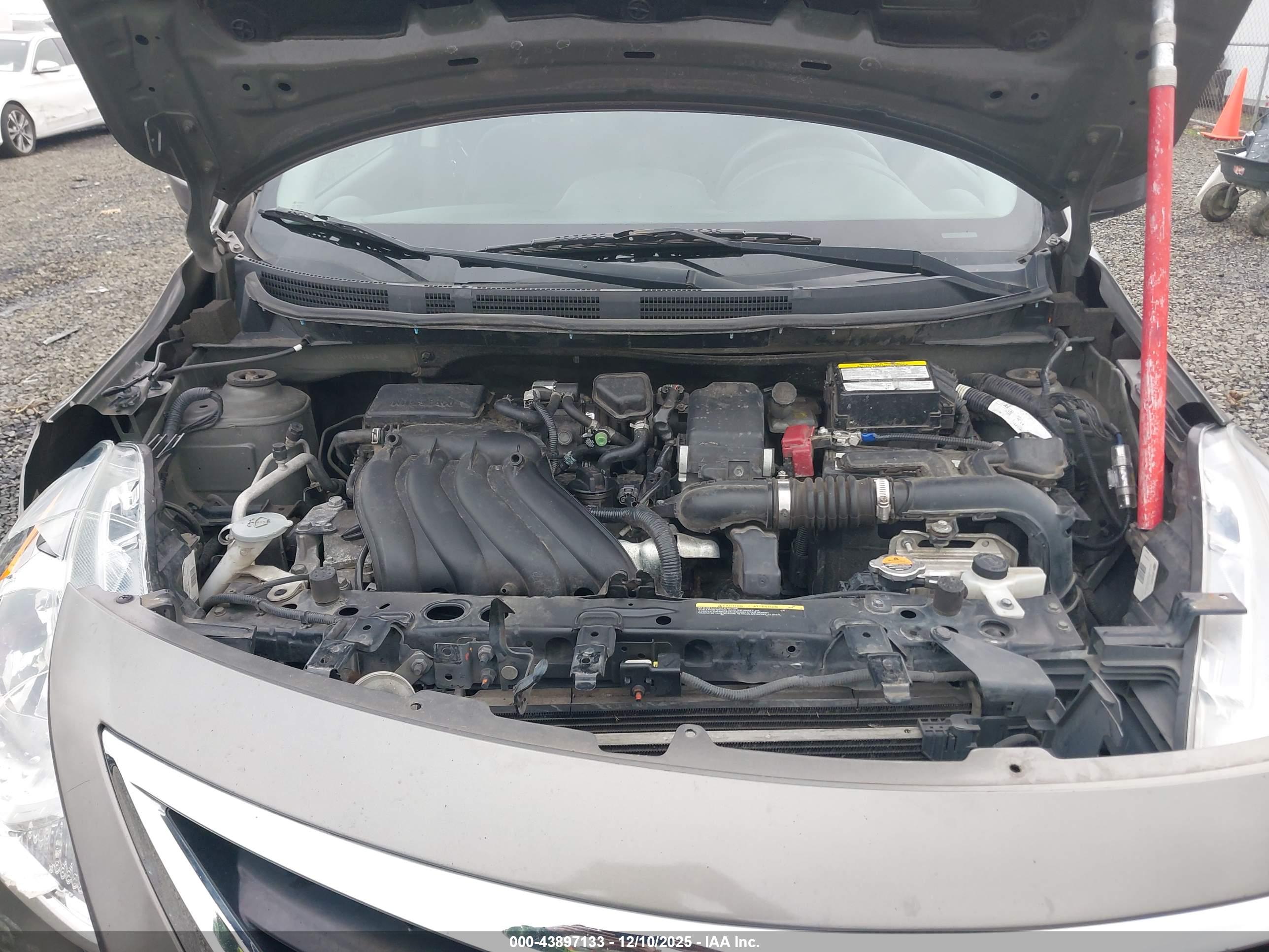 NISSAN VERSA image 10