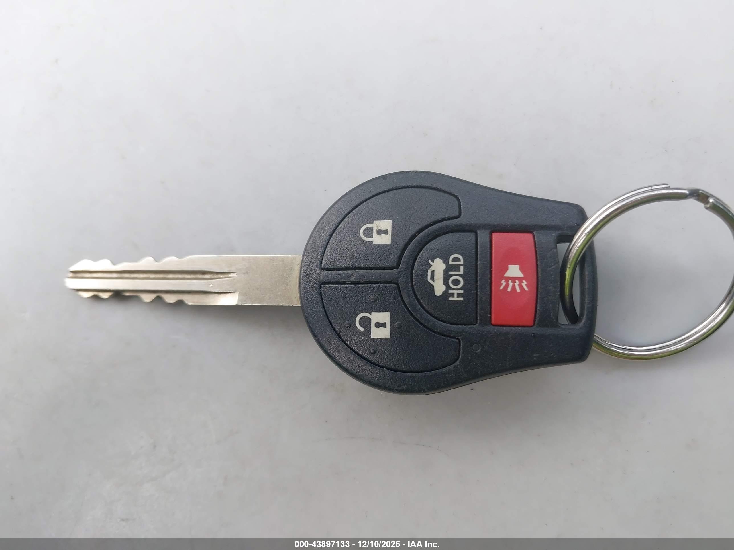 NISSAN VERSA image 11