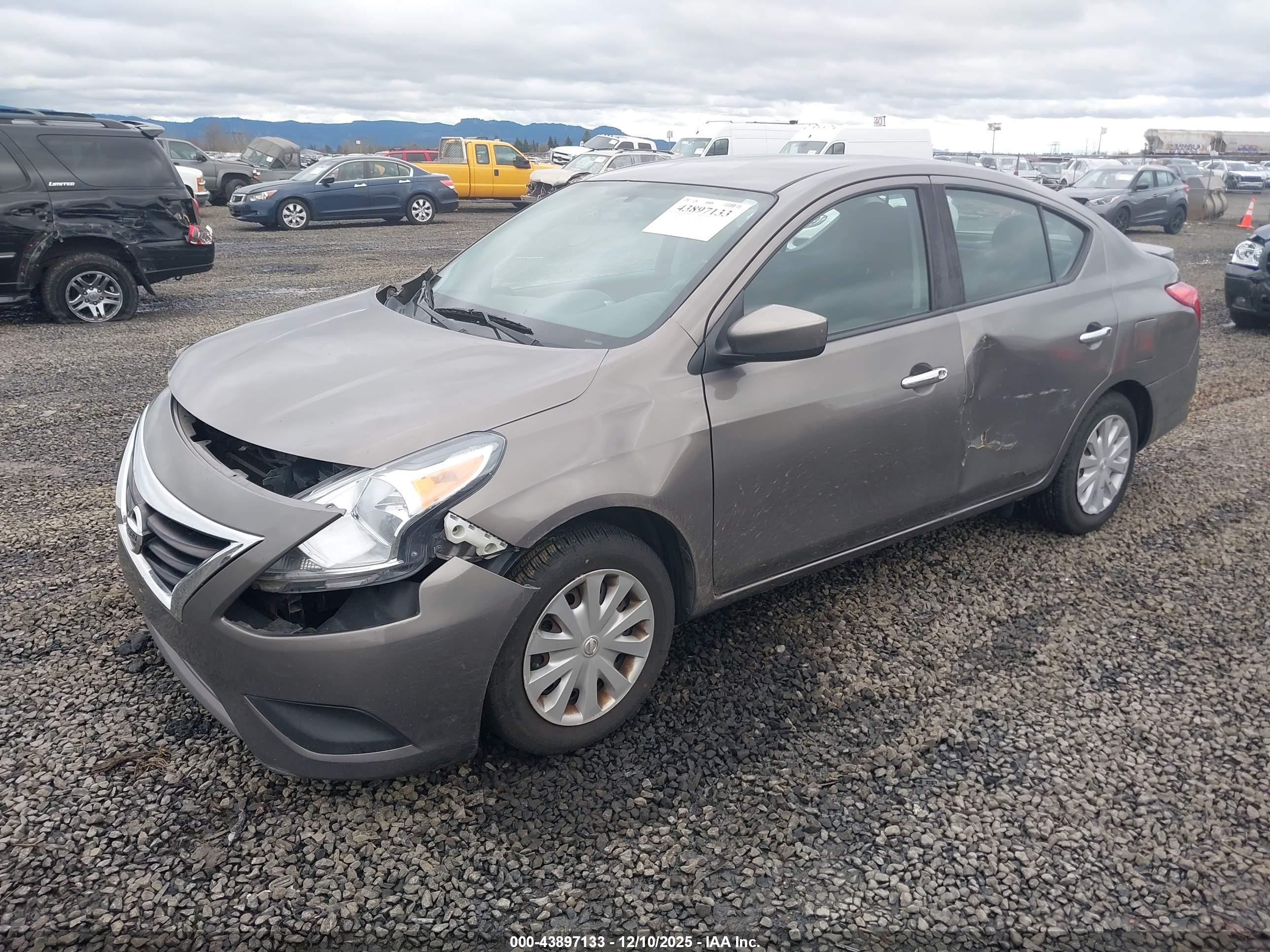 NISSAN VERSA image 2