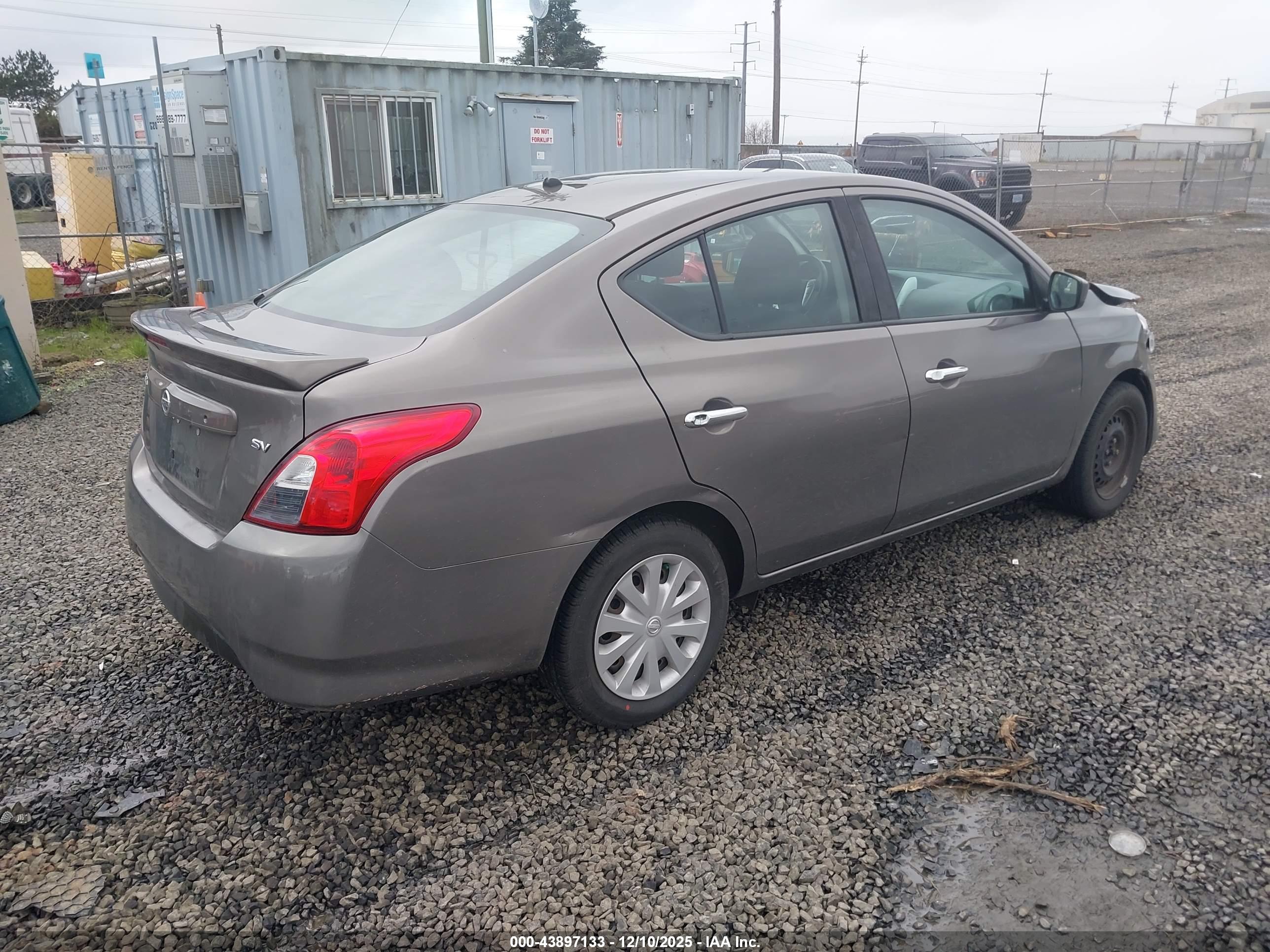 NISSAN VERSA image 4