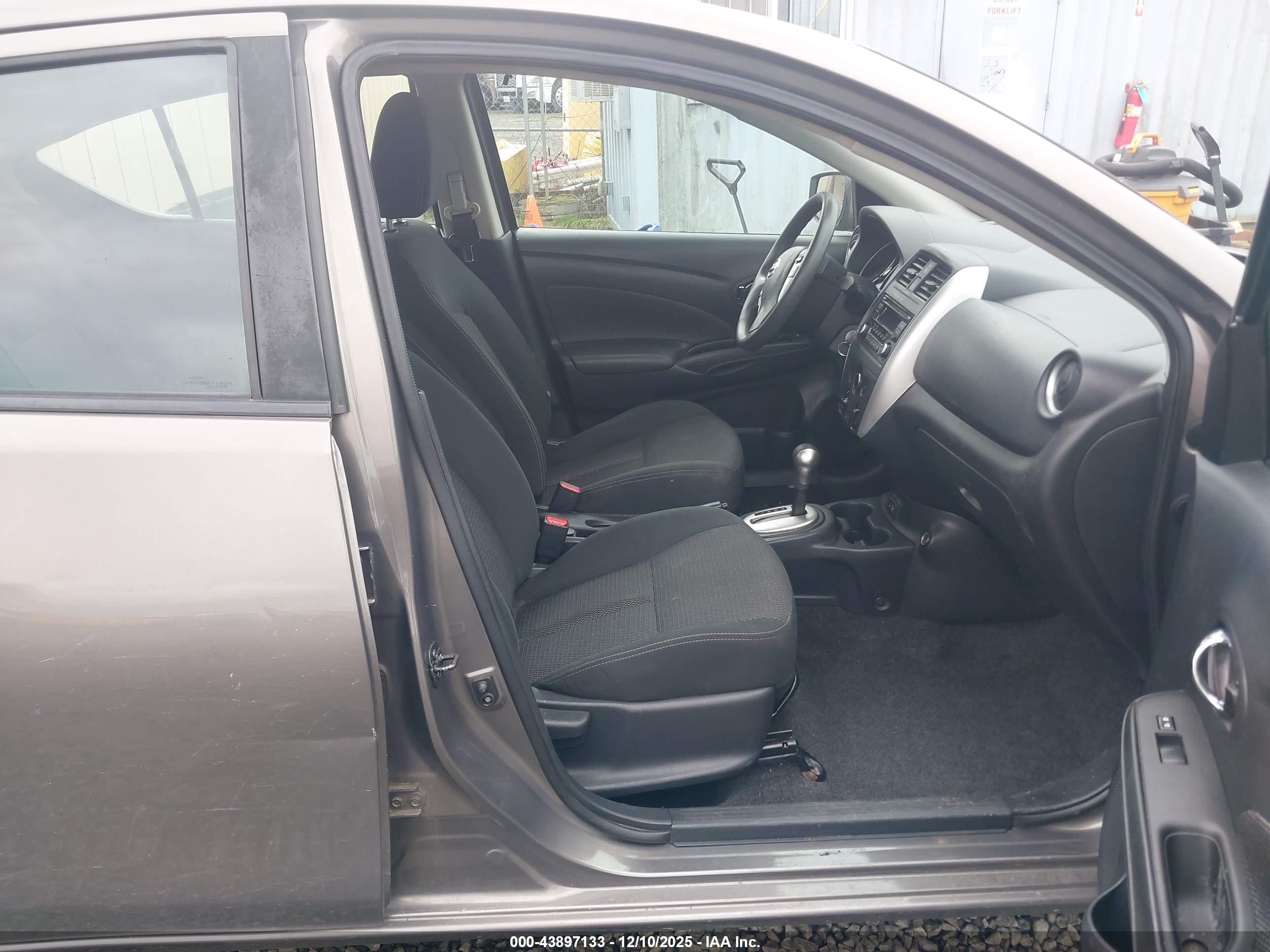 NISSAN VERSA image 5