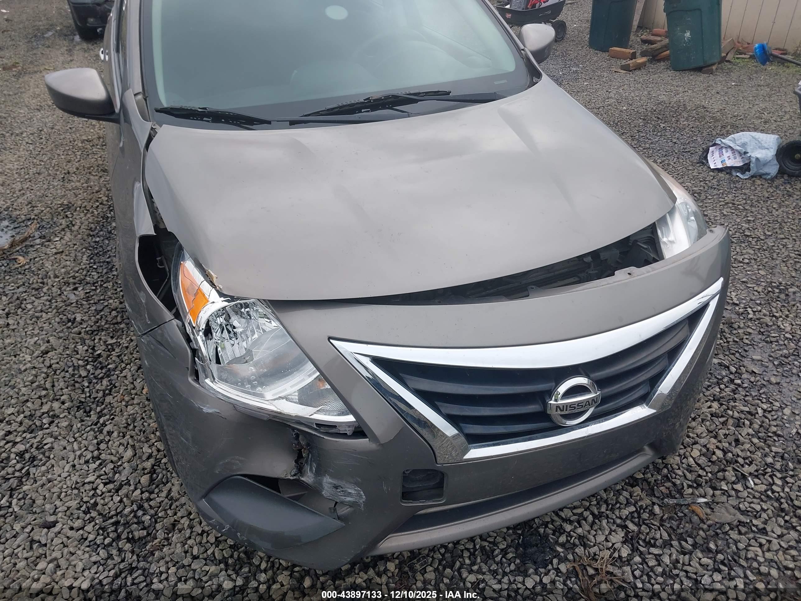 NISSAN VERSA image 6