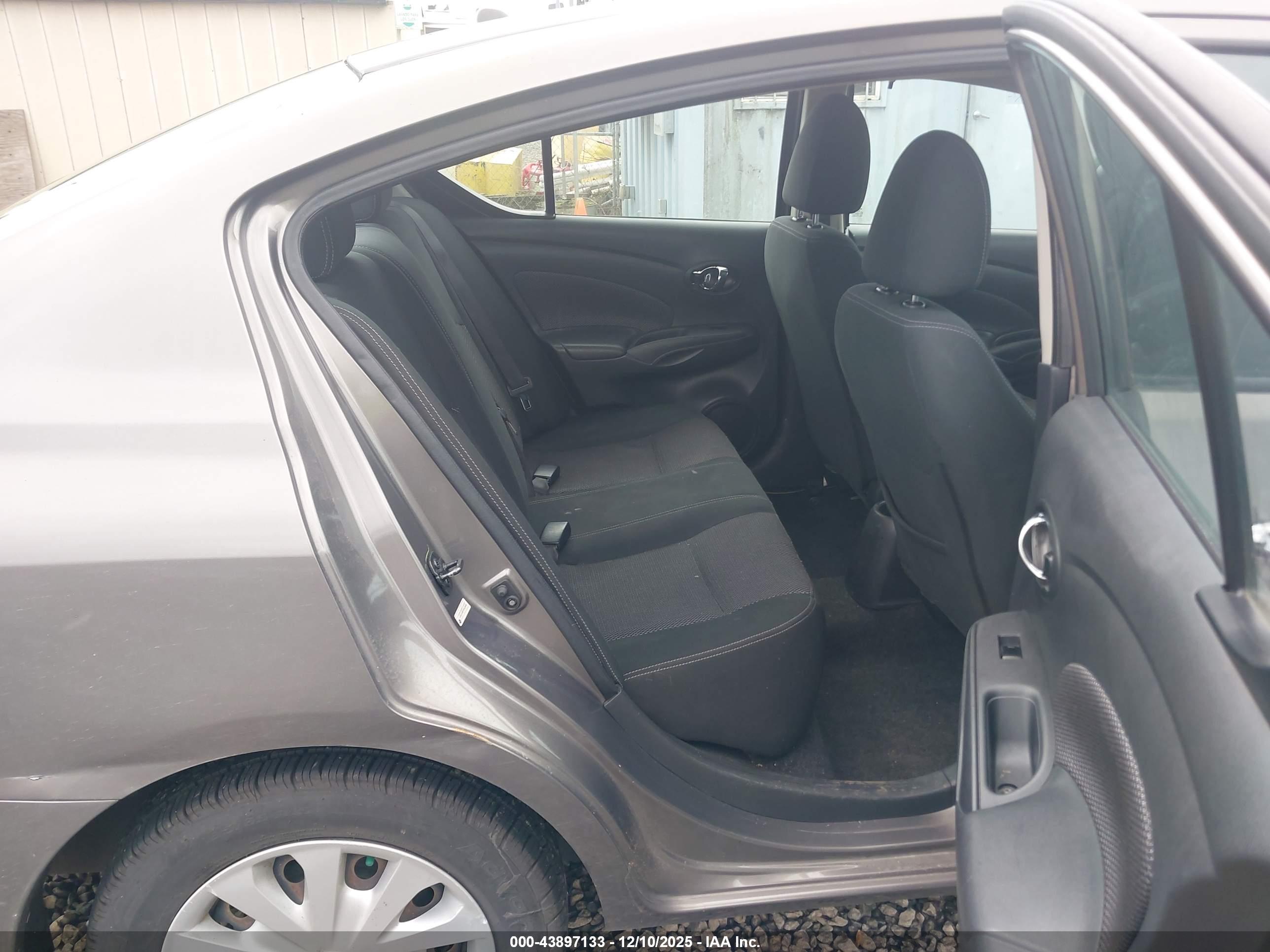 NISSAN VERSA image 8