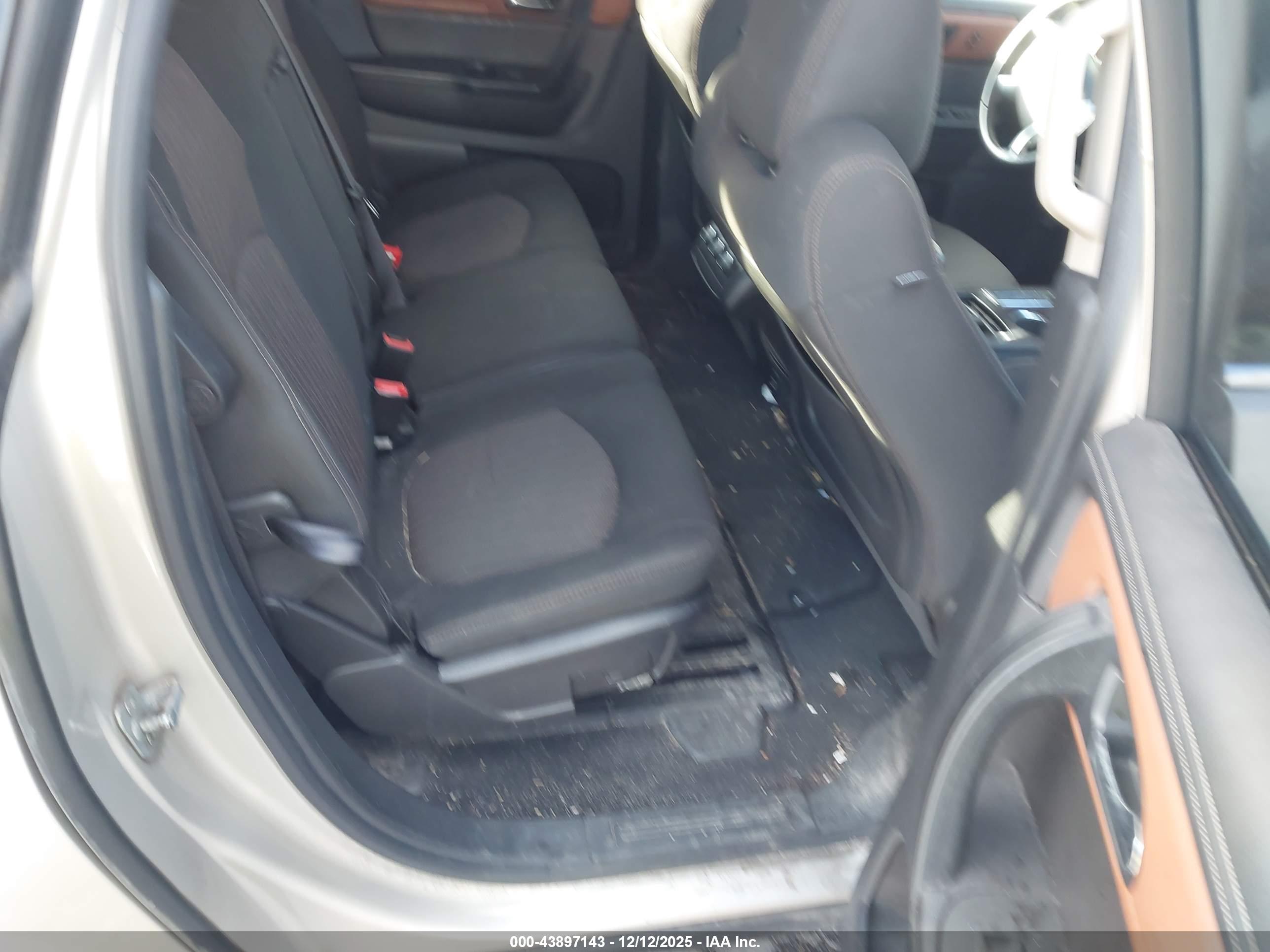 CHEVROLET TRAVERSE image 8