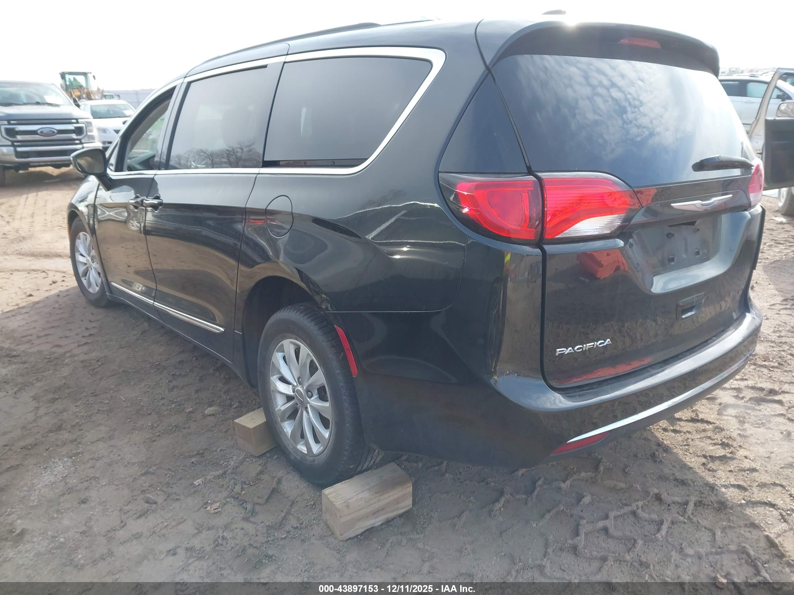 CHRYSLER PACIFICA image 3