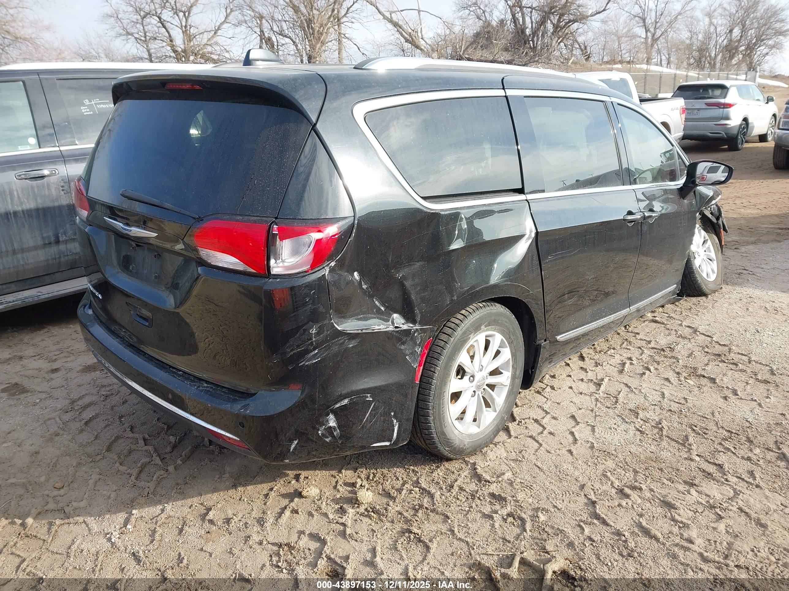 CHRYSLER PACIFICA image 4