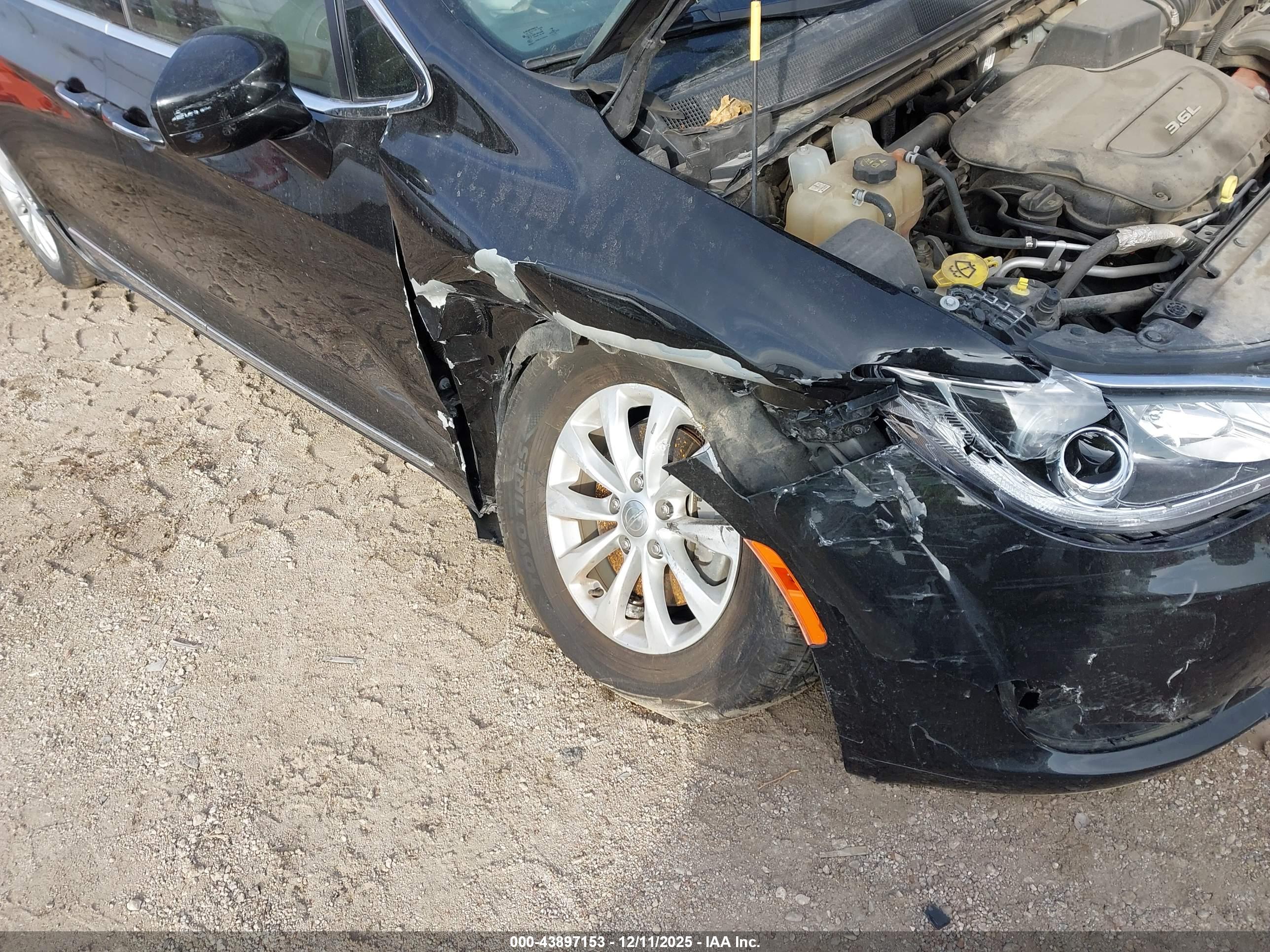 CHRYSLER PACIFICA image 6