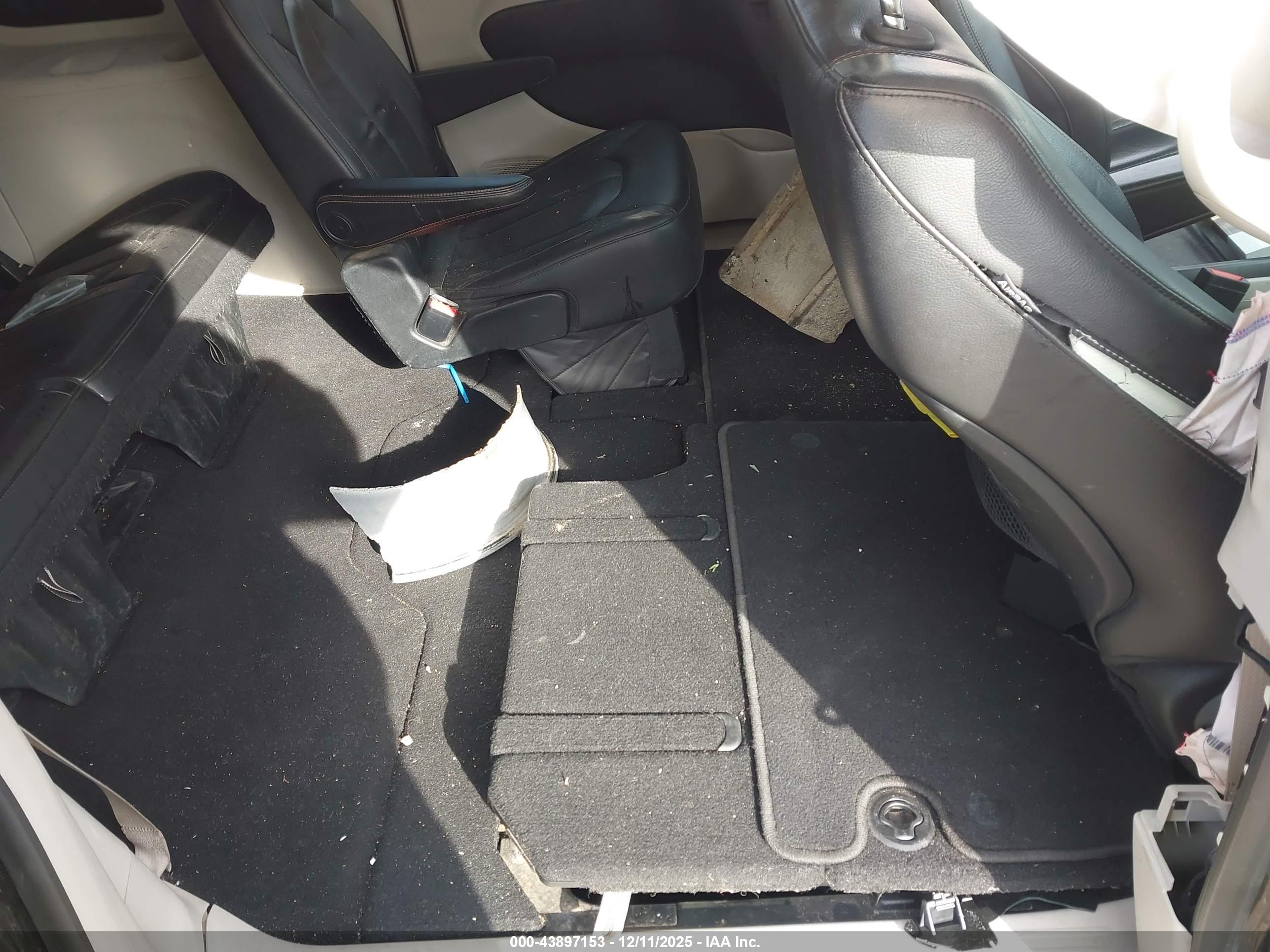CHRYSLER PACIFICA image 8