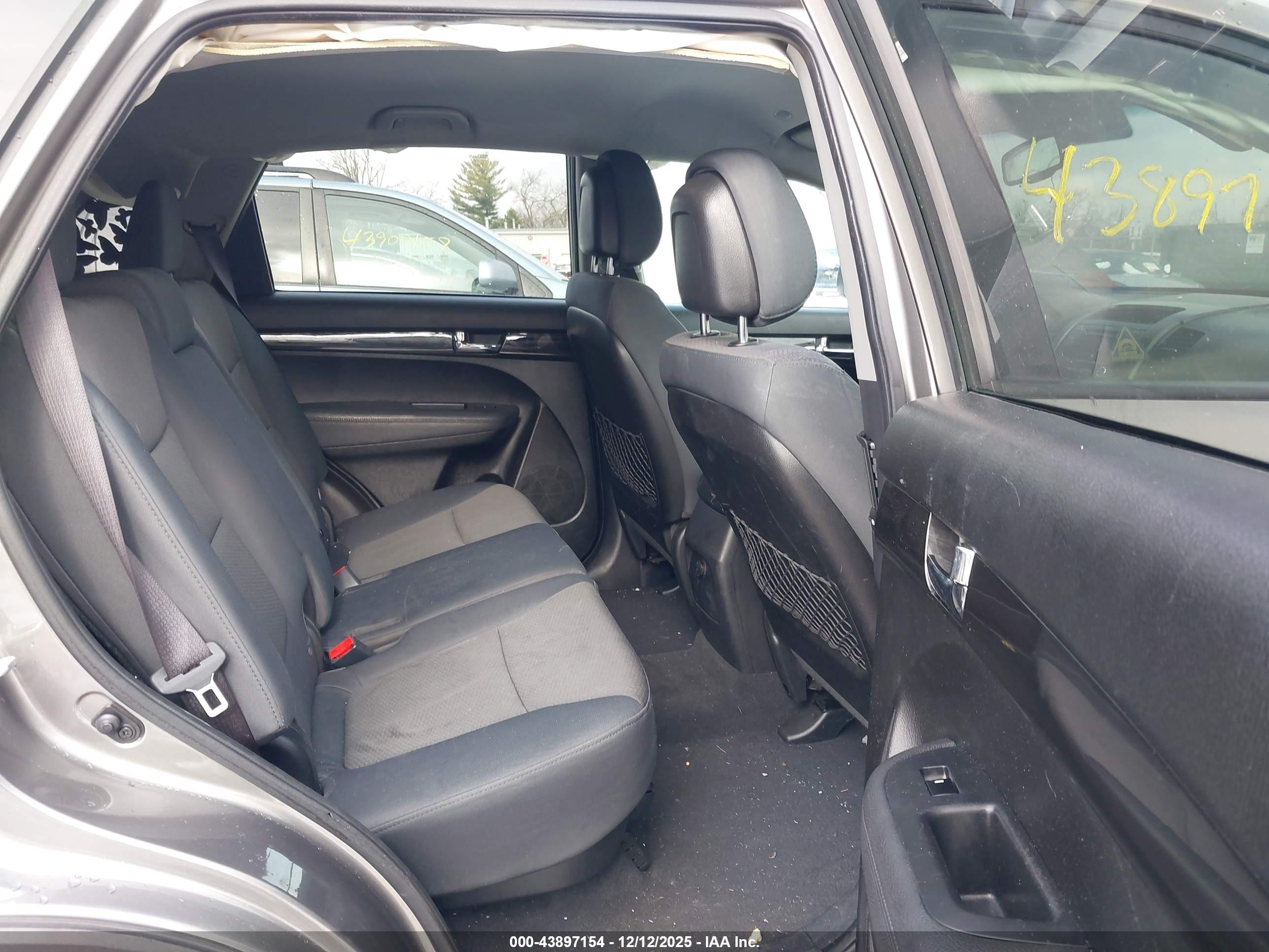 KIA SORENTO image 8