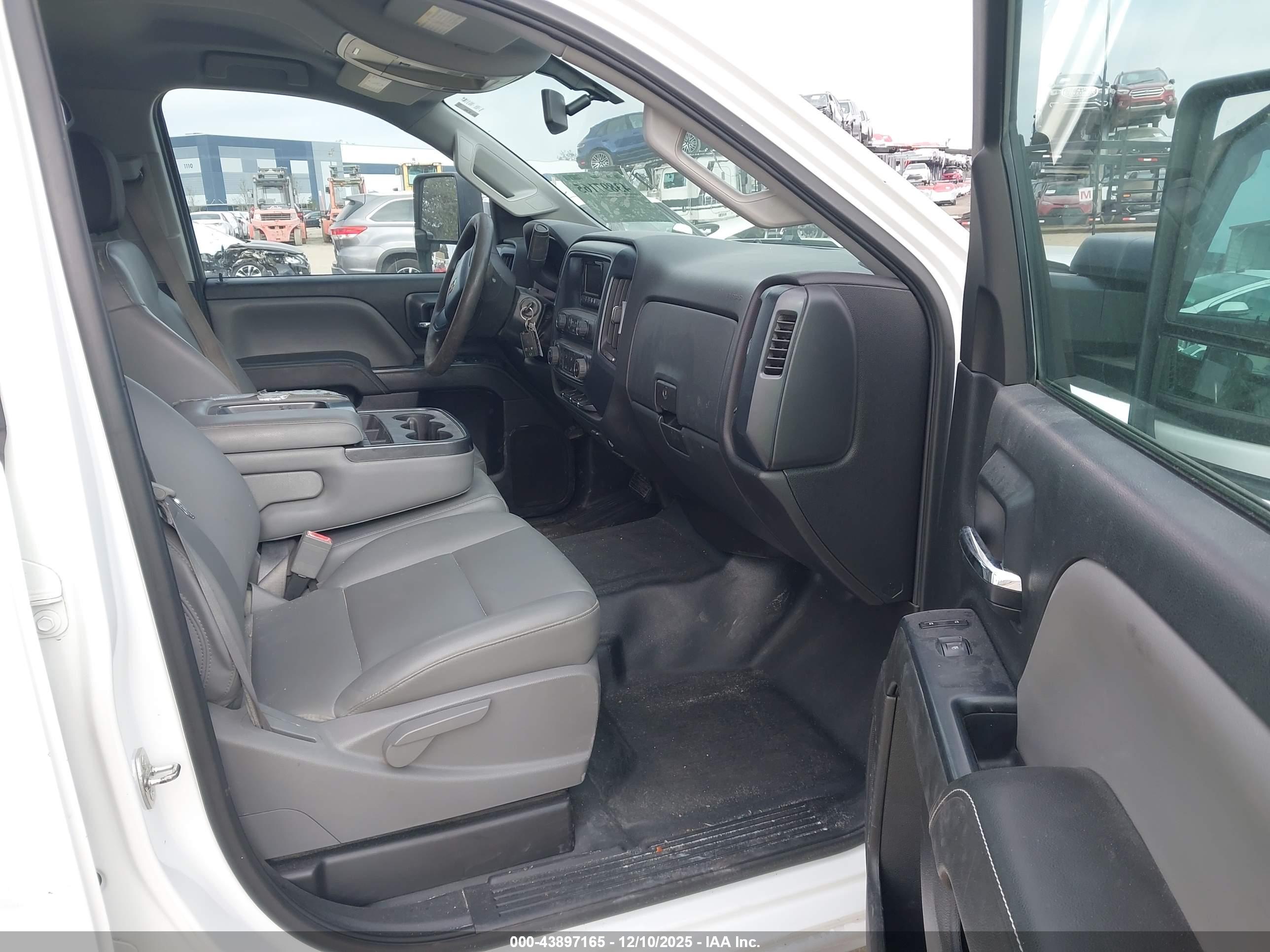 CHEVROLET SILVERADO image 5