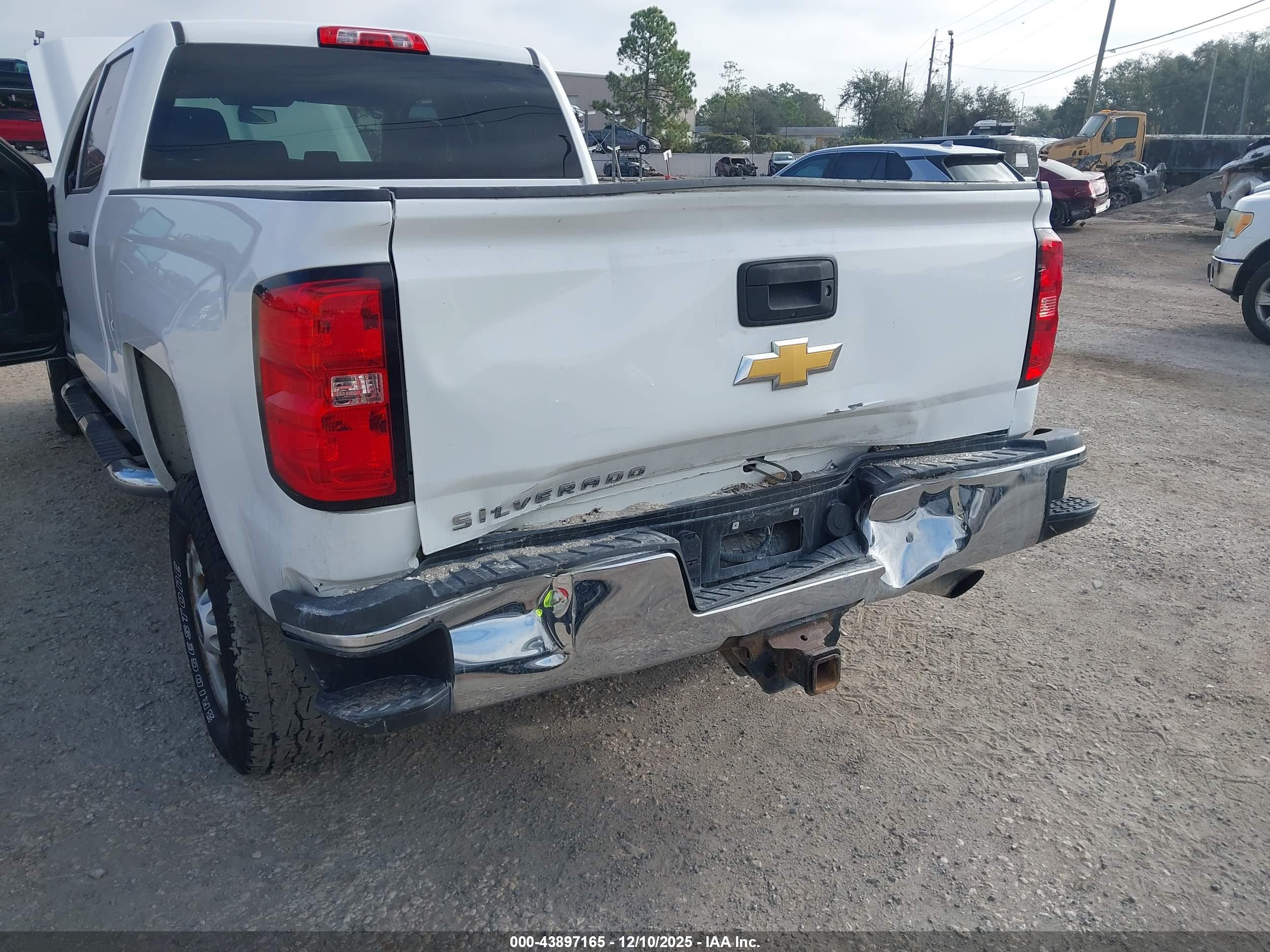 CHEVROLET SILVERADO image 6