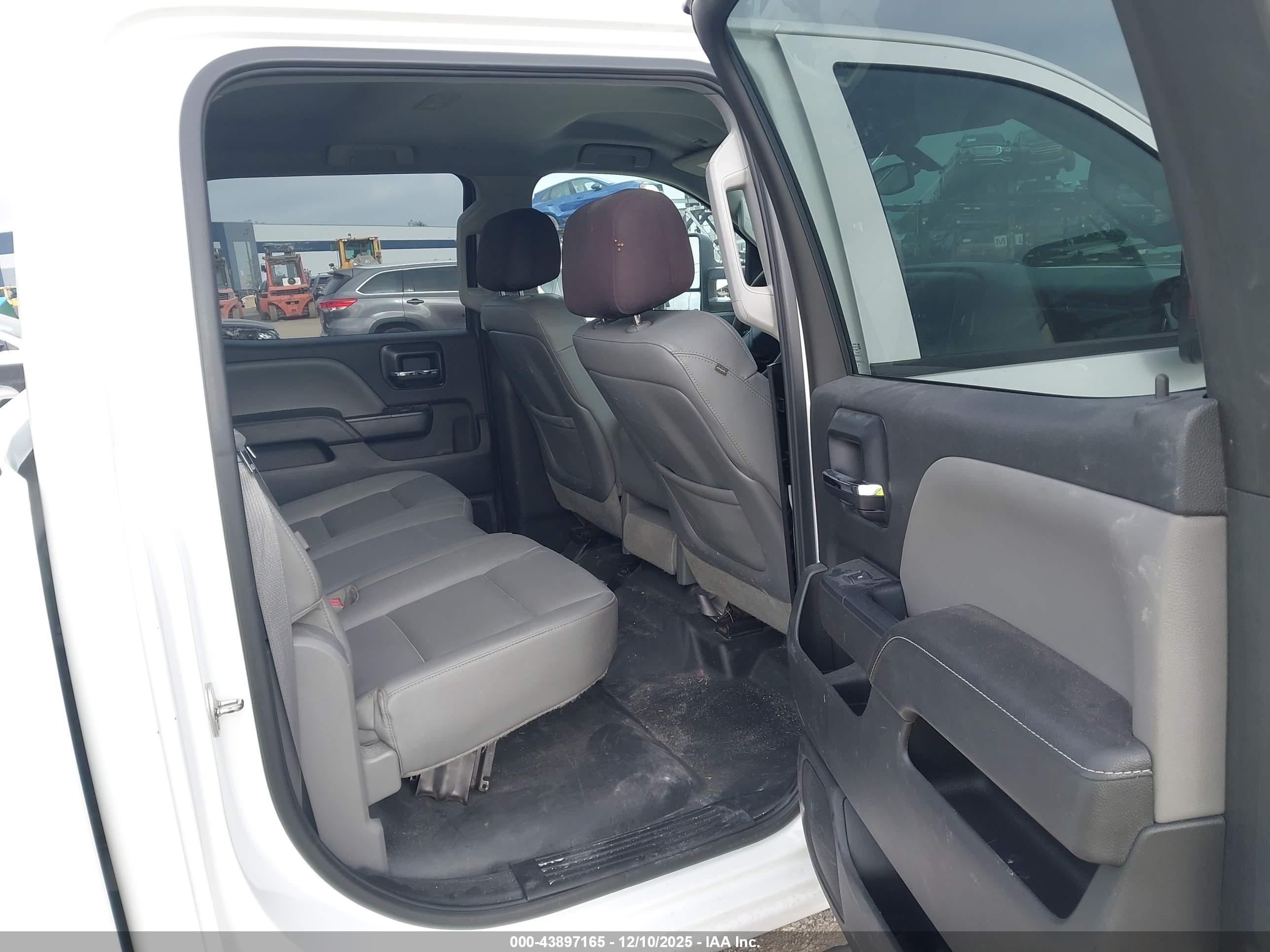CHEVROLET SILVERADO image 8