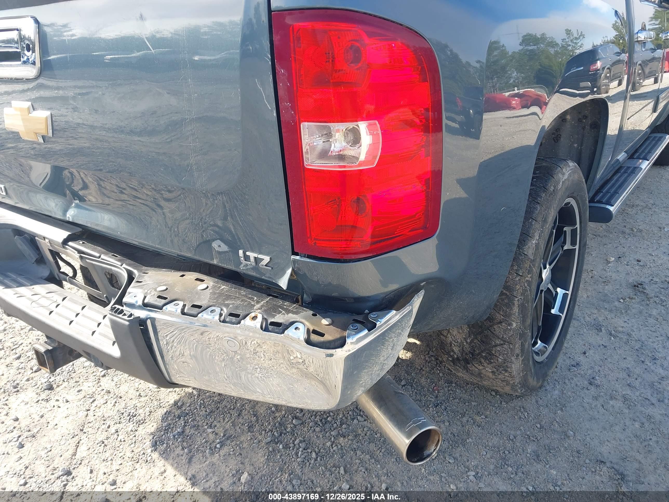 CHEVROLET SILVERADO image 6