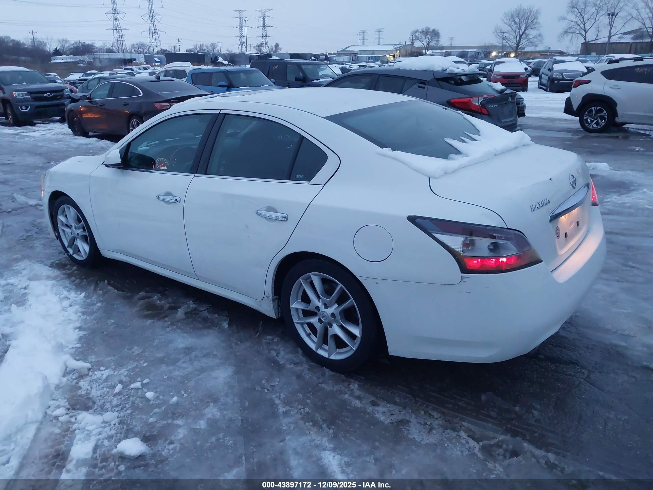 NISSAN MAXIMA image 3