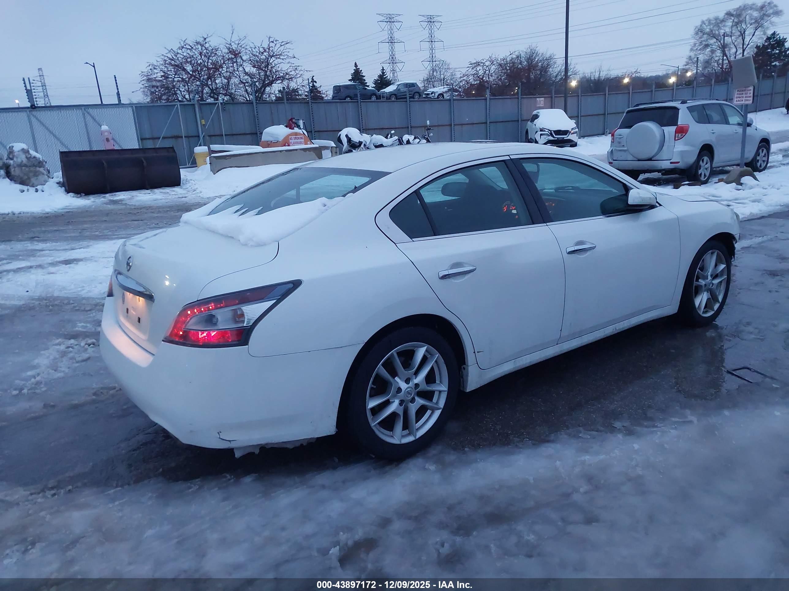 NISSAN MAXIMA image 4