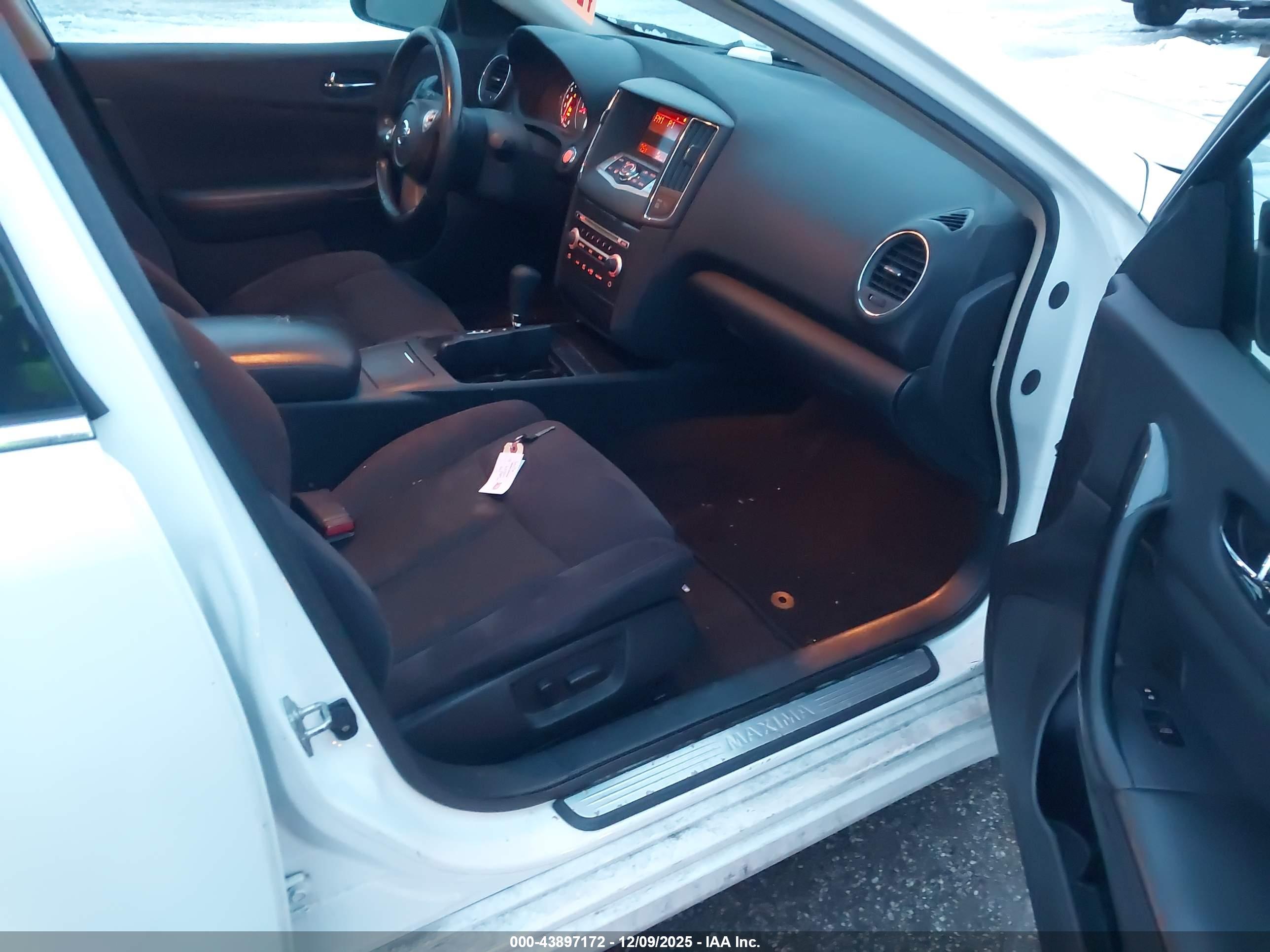 NISSAN MAXIMA image 5