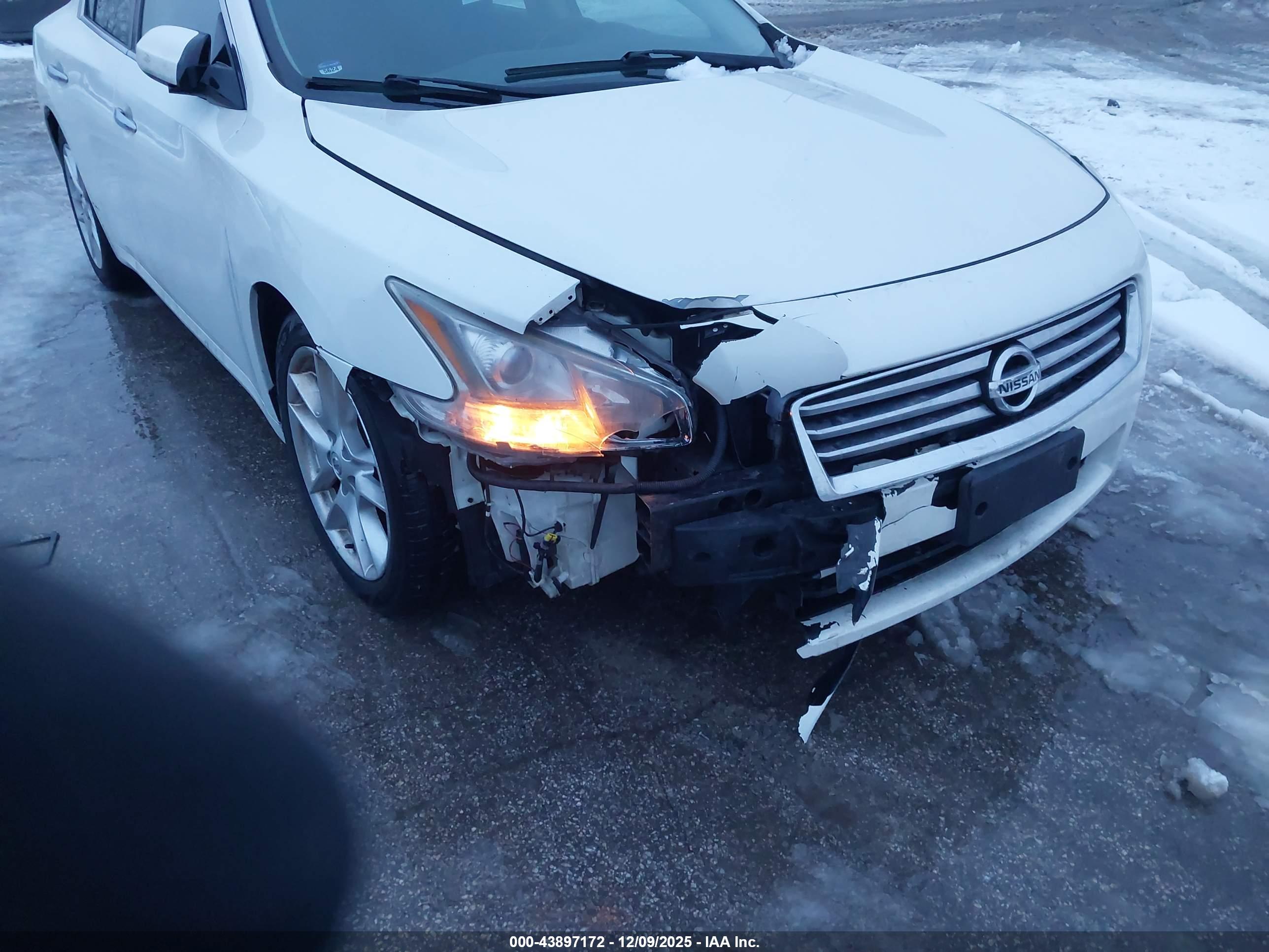 NISSAN MAXIMA image 6