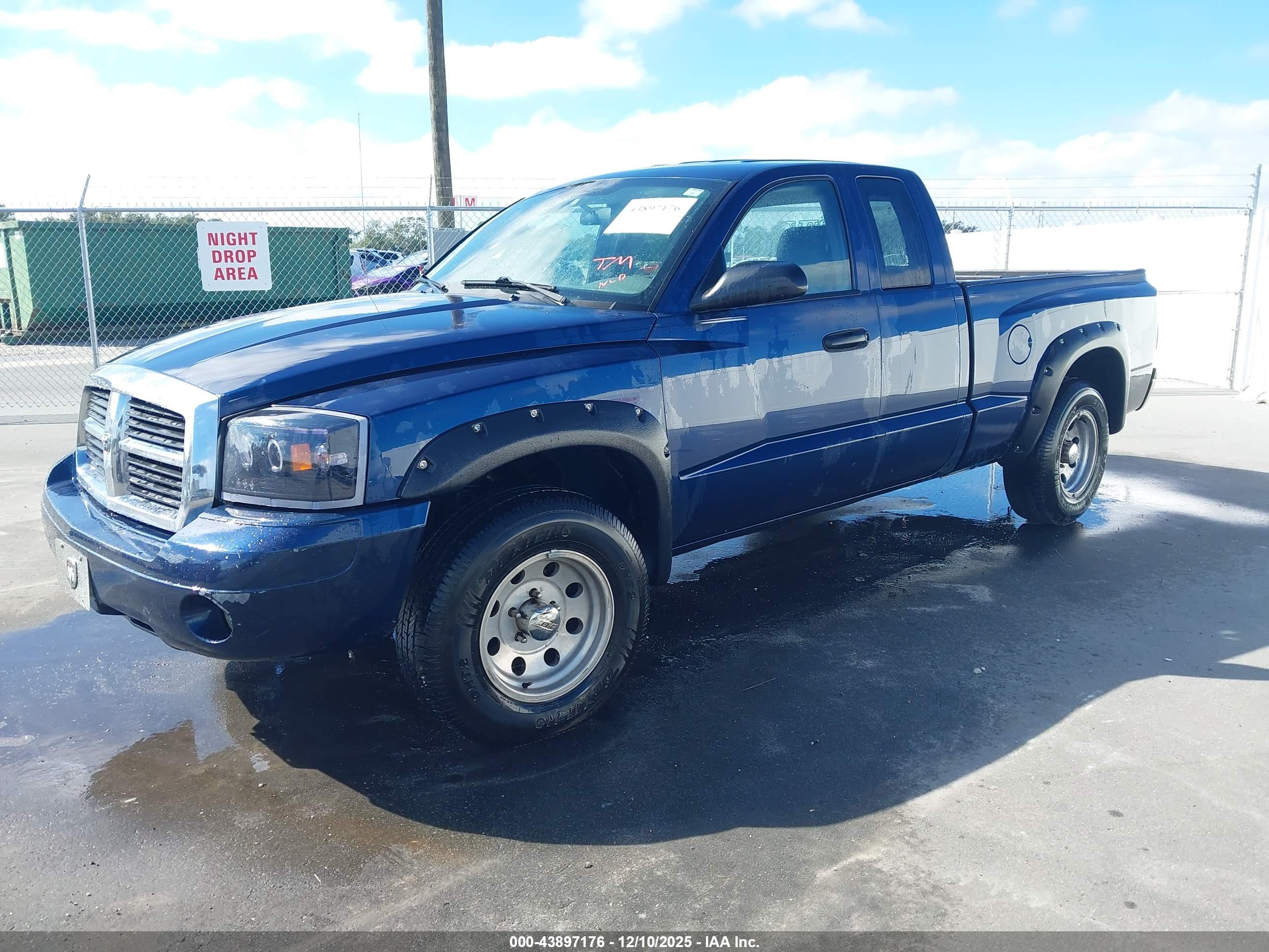 DODGE DAKOTA image 2