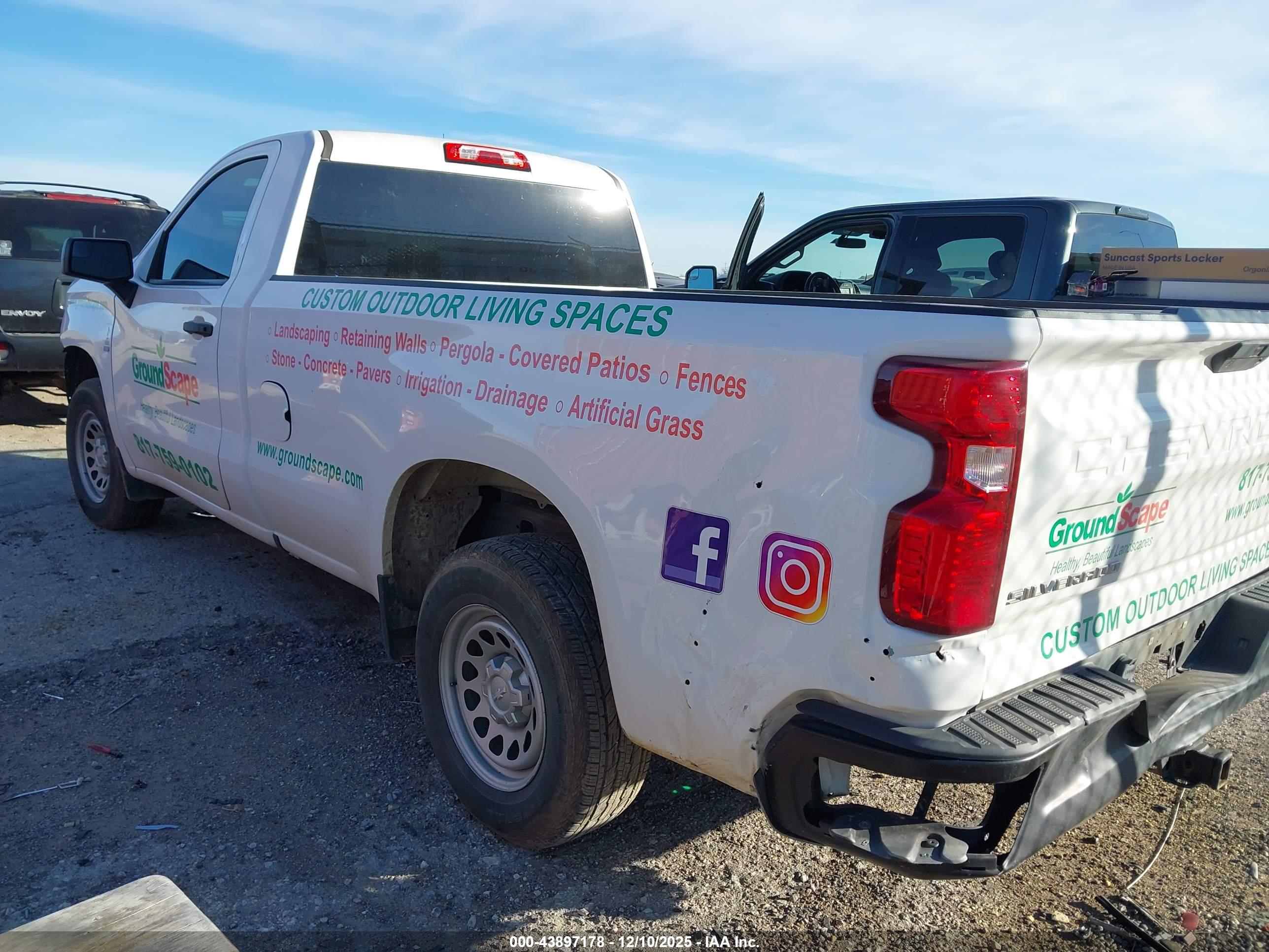 CHEVROLET SILVERADO image 3