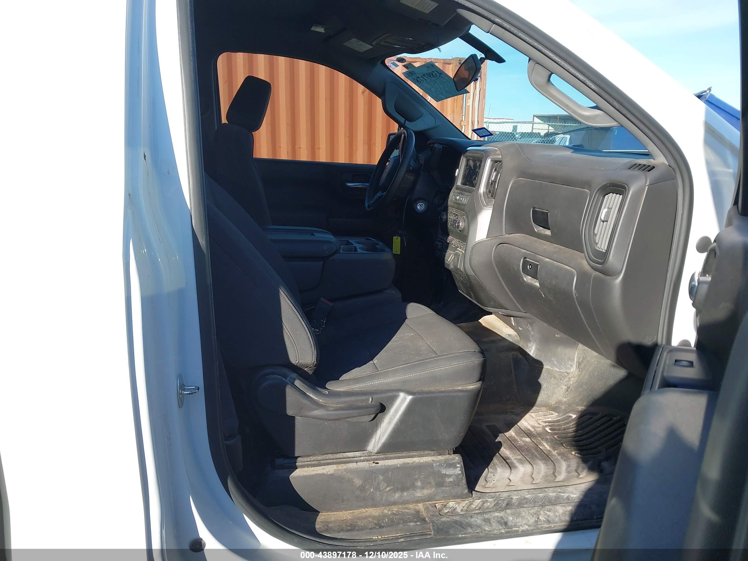 CHEVROLET SILVERADO image 5