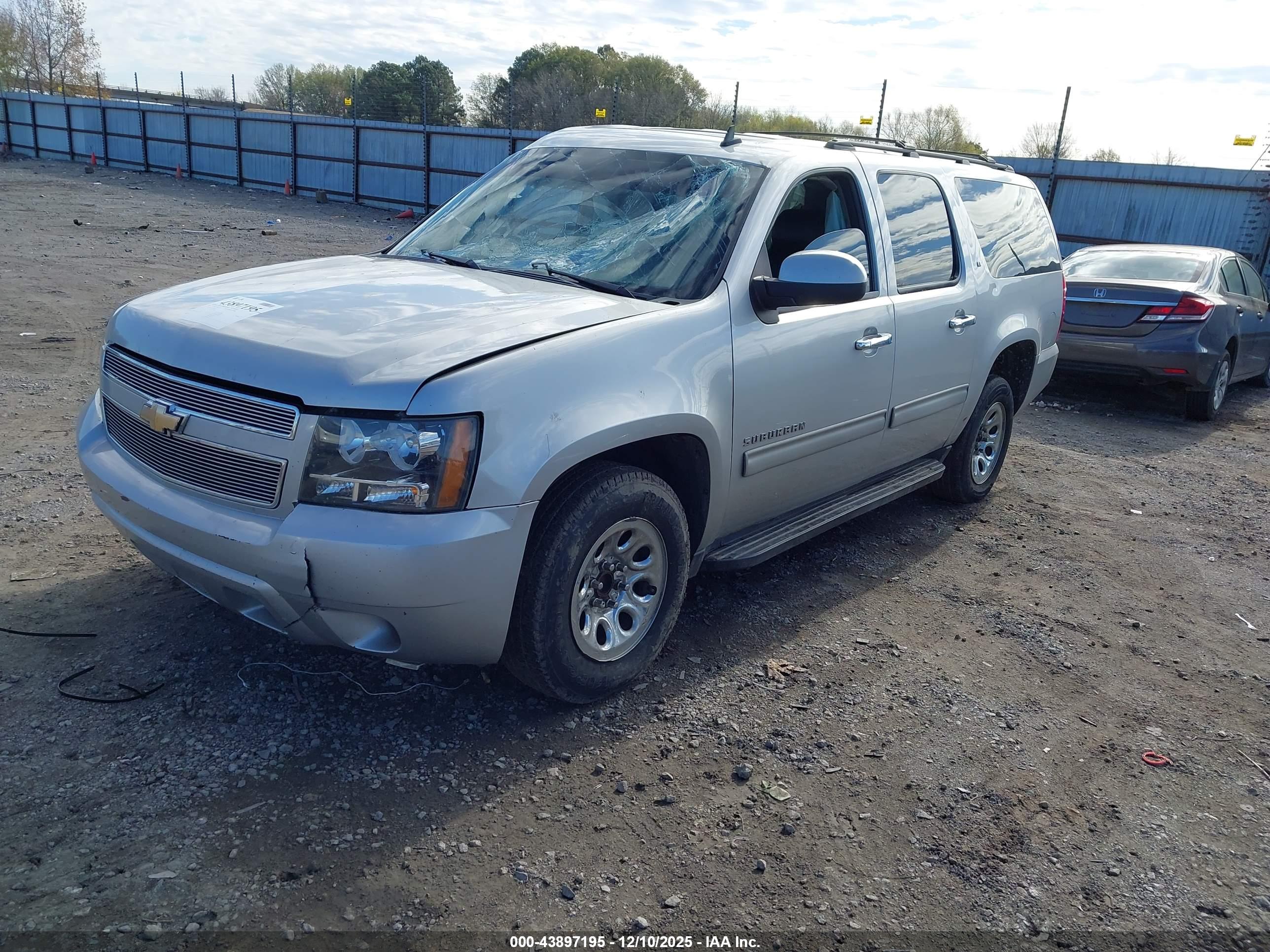 CHEVROLET SUBURBAN image 2
