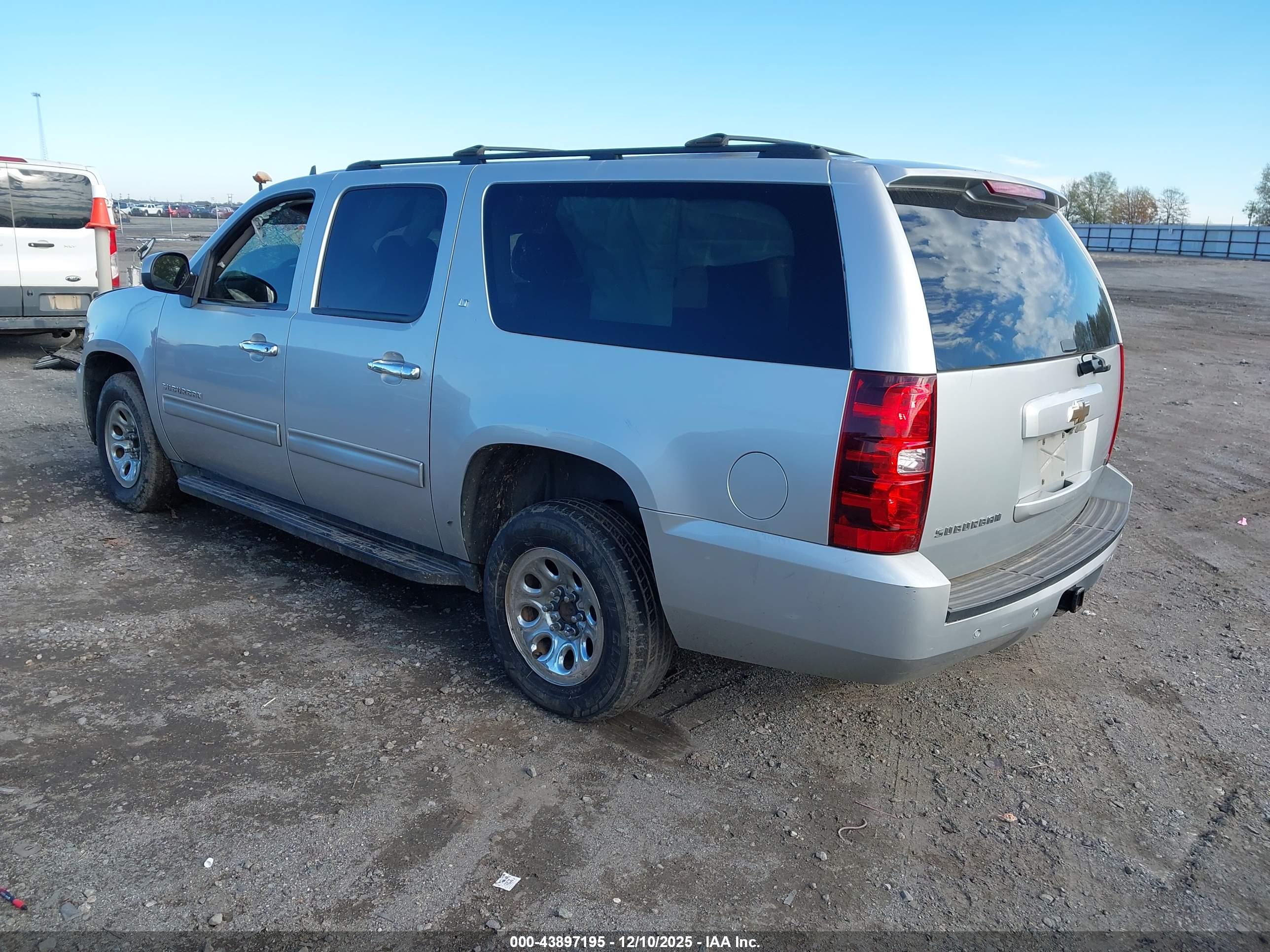 CHEVROLET SUBURBAN image 3