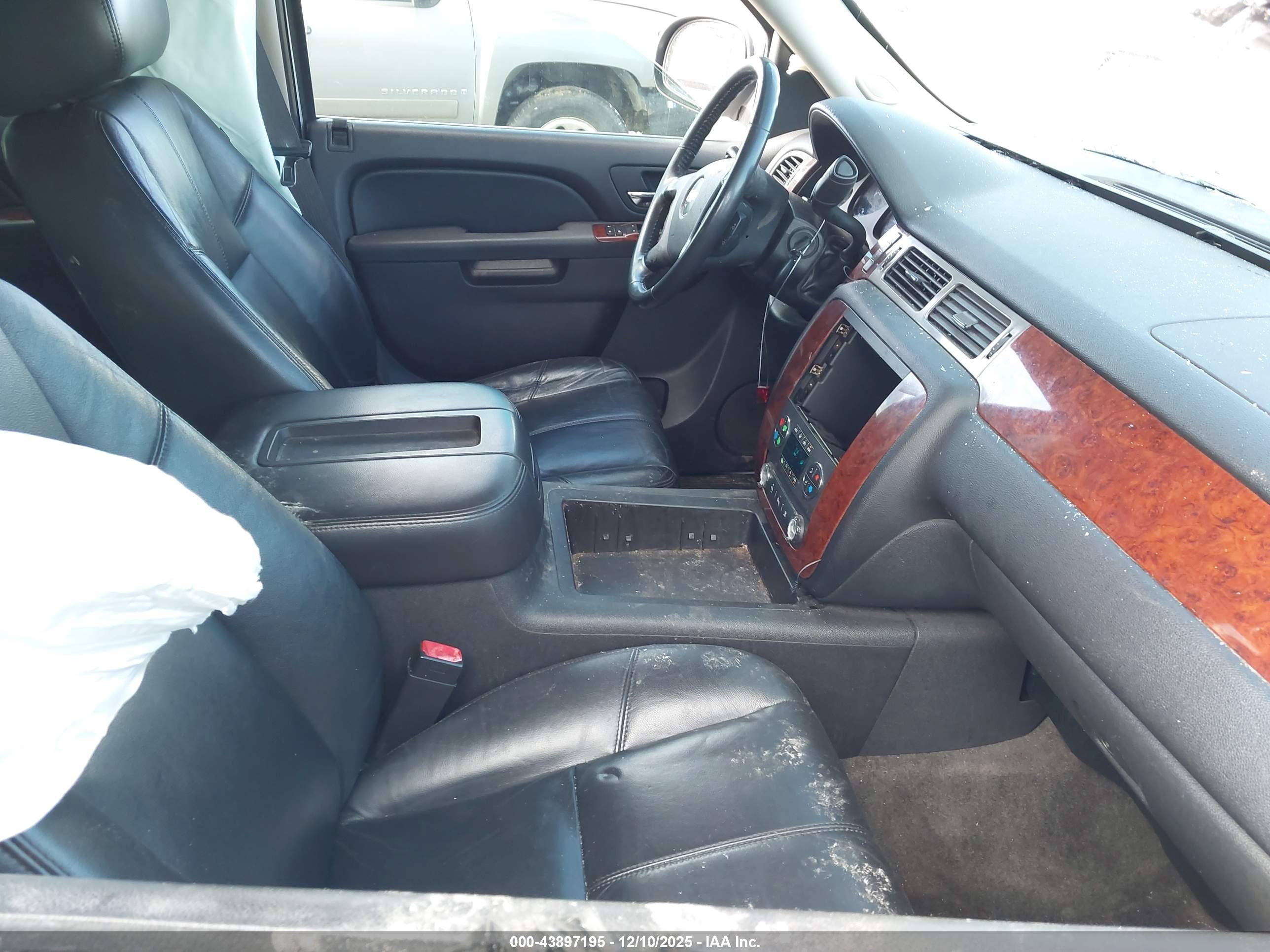 CHEVROLET SUBURBAN image 5