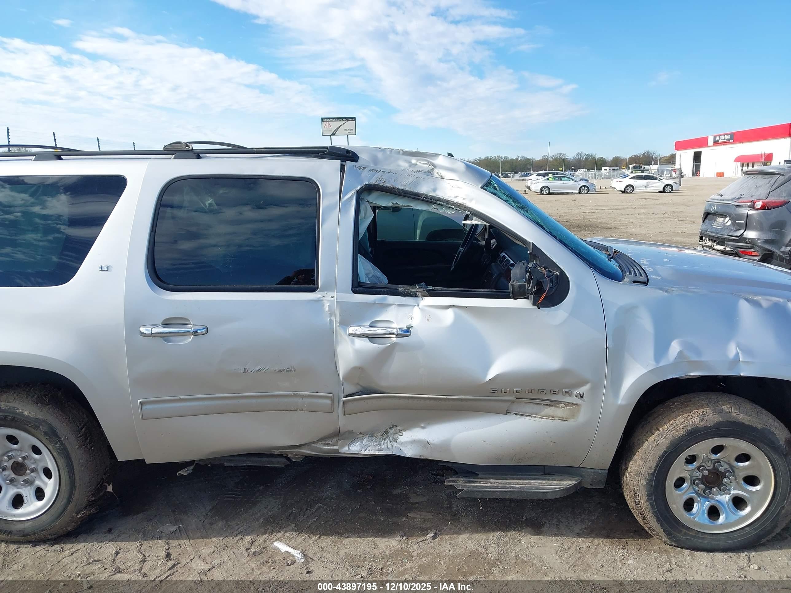 CHEVROLET SUBURBAN image 6