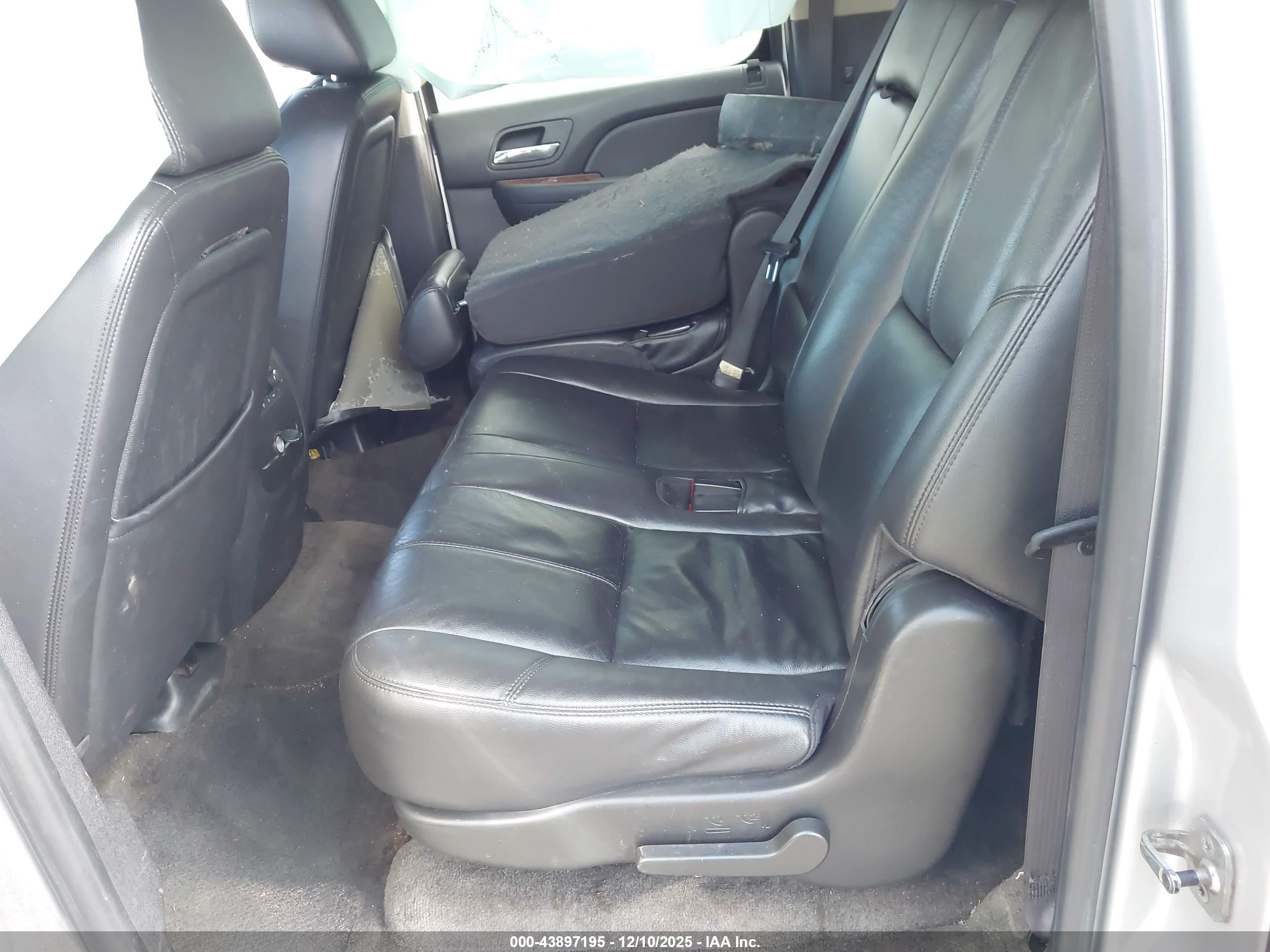 CHEVROLET SUBURBAN image 8