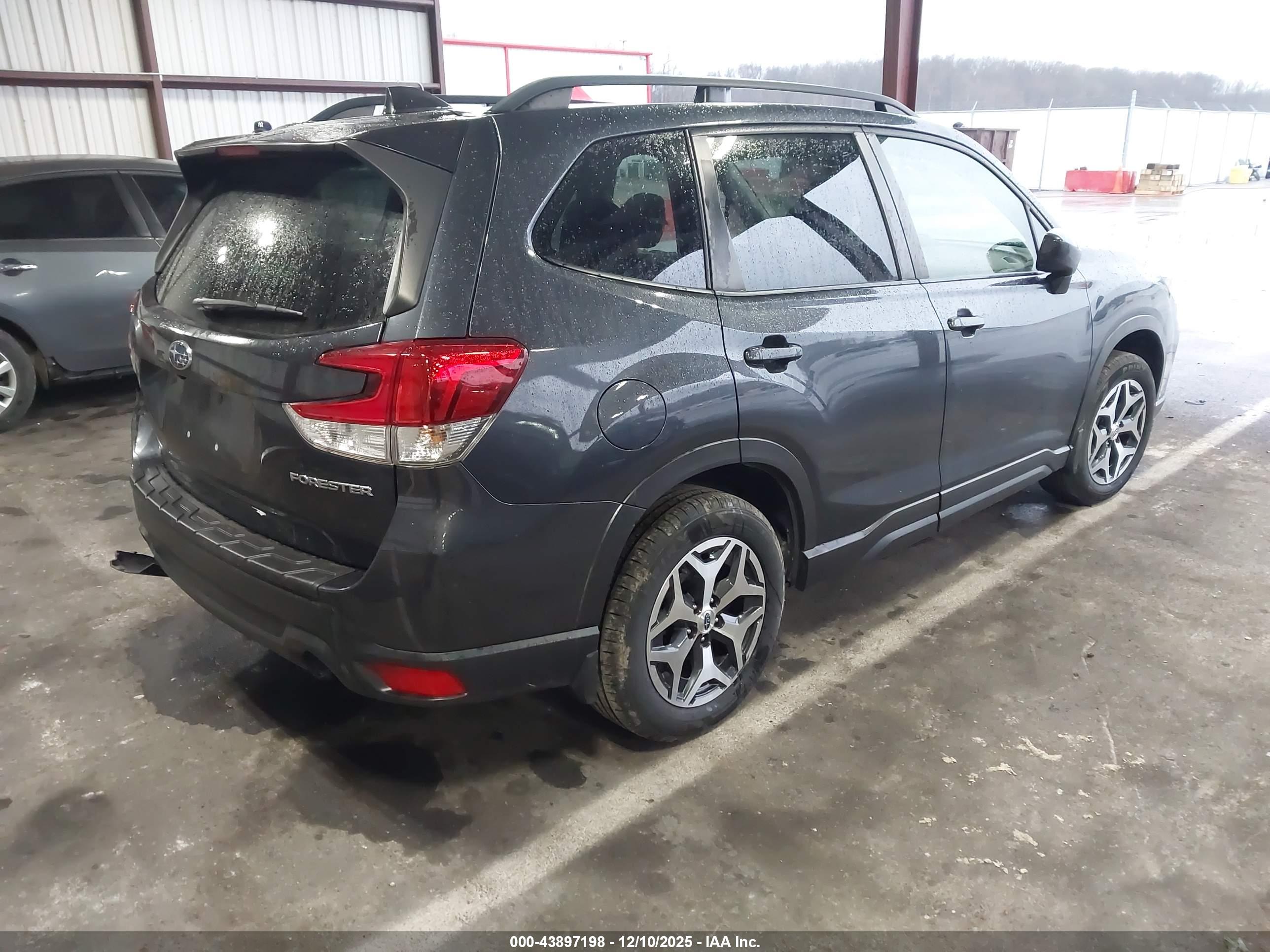 SUBARU FORESTER image 4