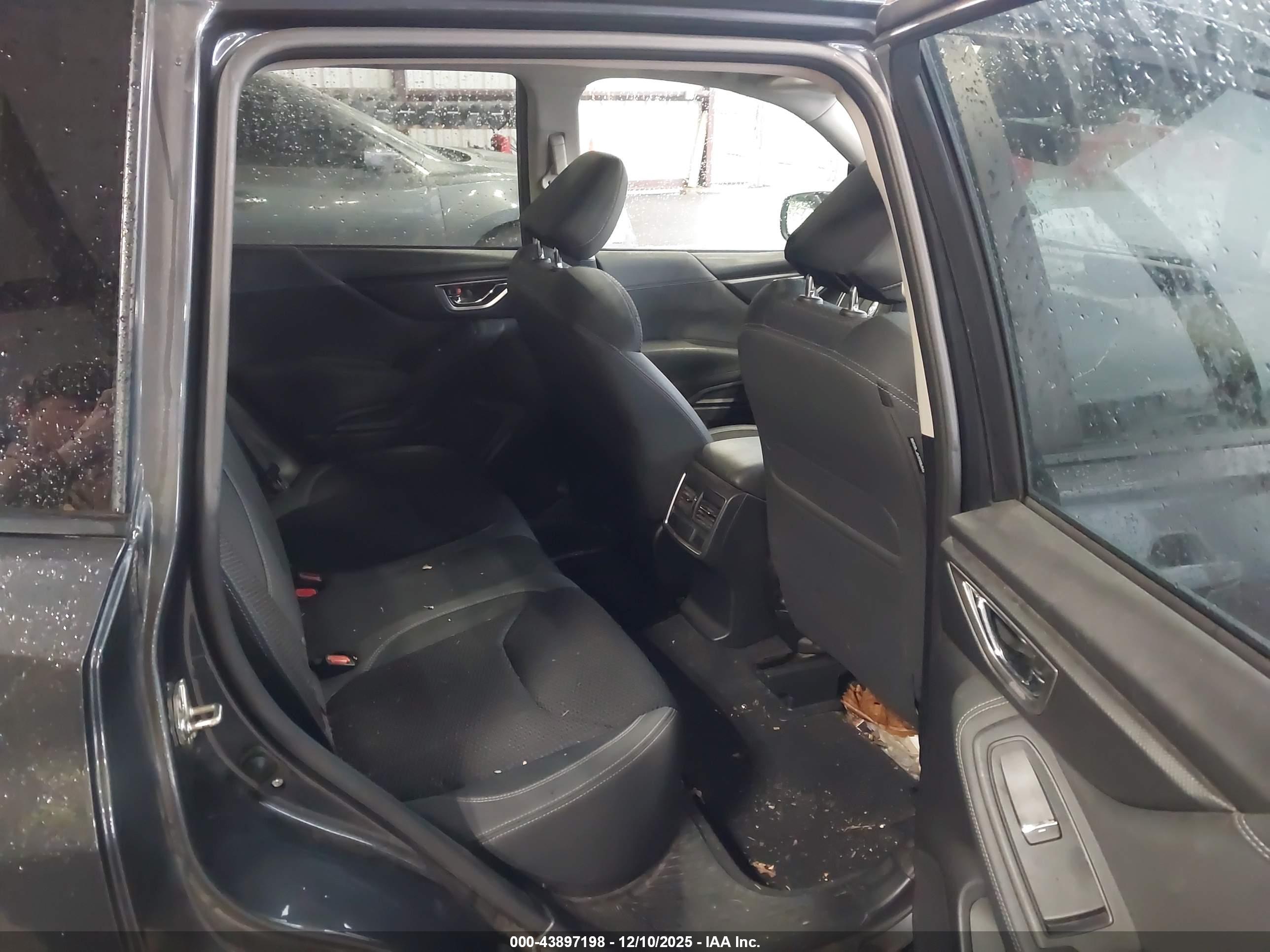 SUBARU FORESTER image 8