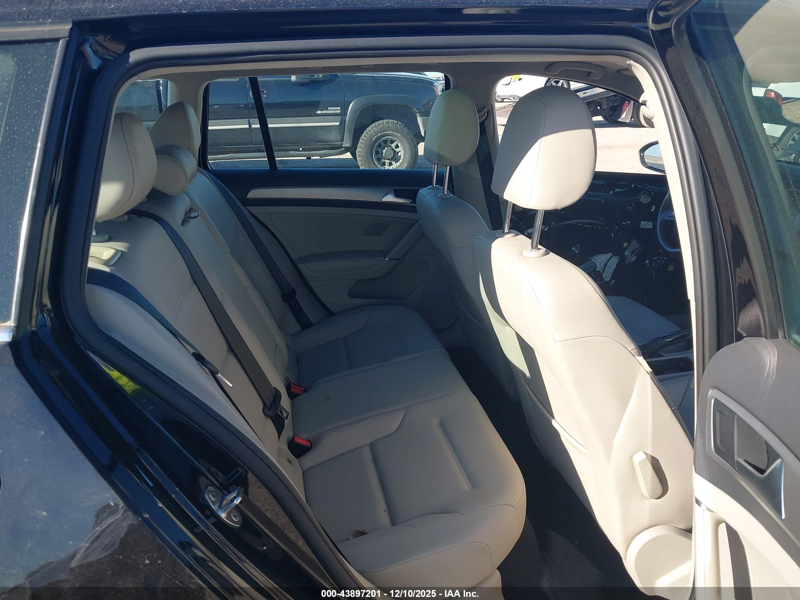 VOLKSWAGEN GOLF image 8