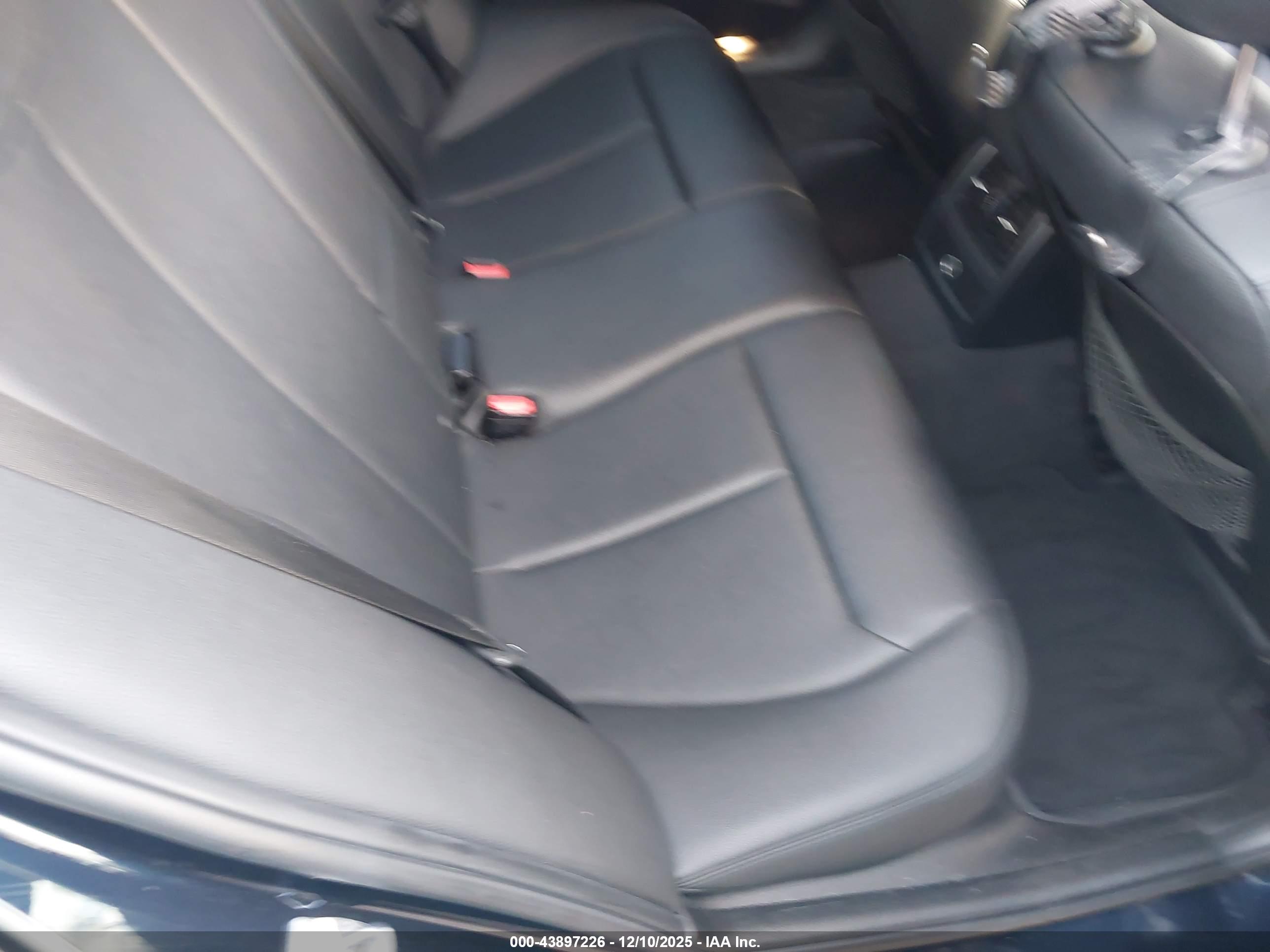 BMW 320I image 8