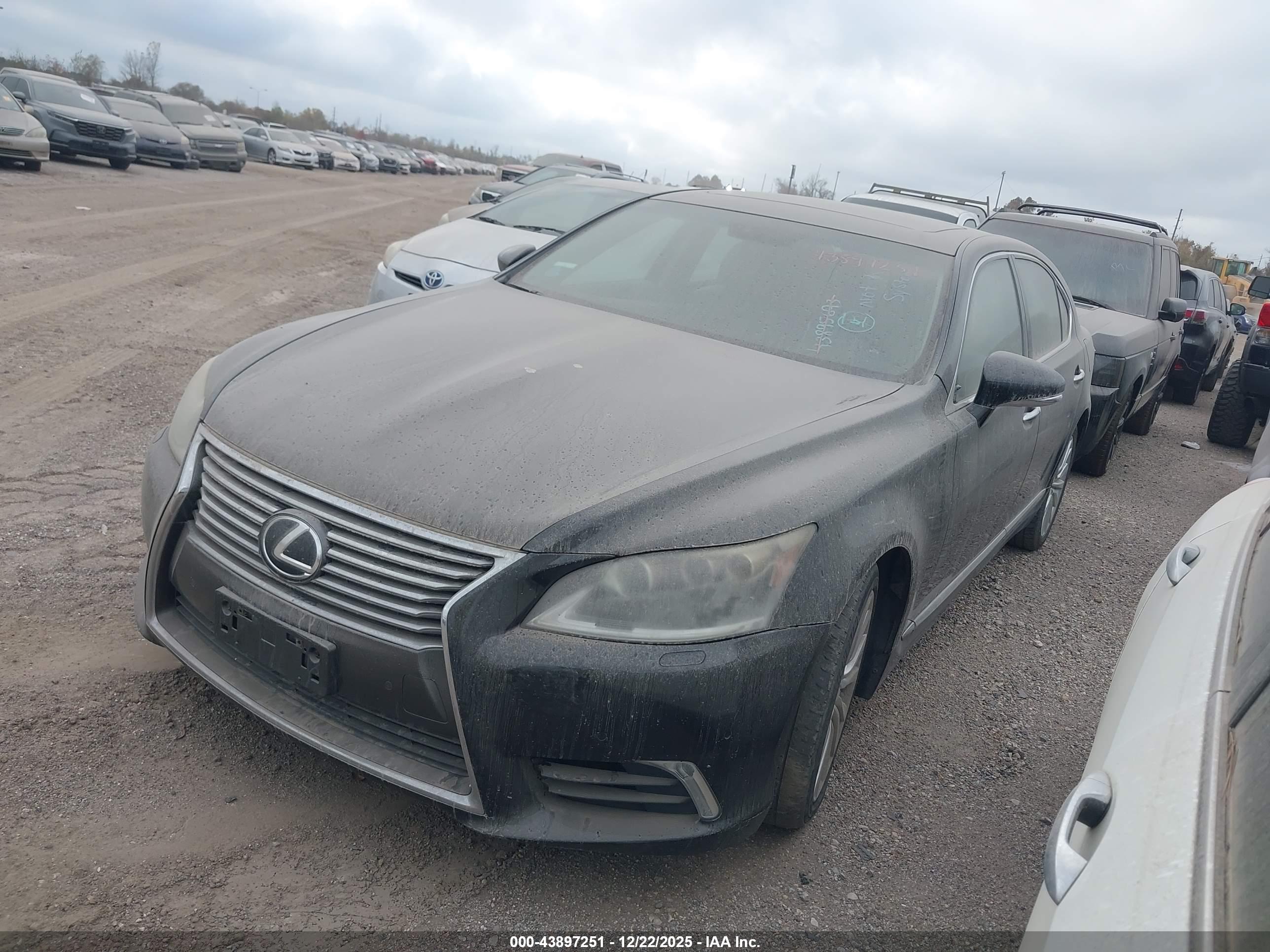 LEXUS LS image 2