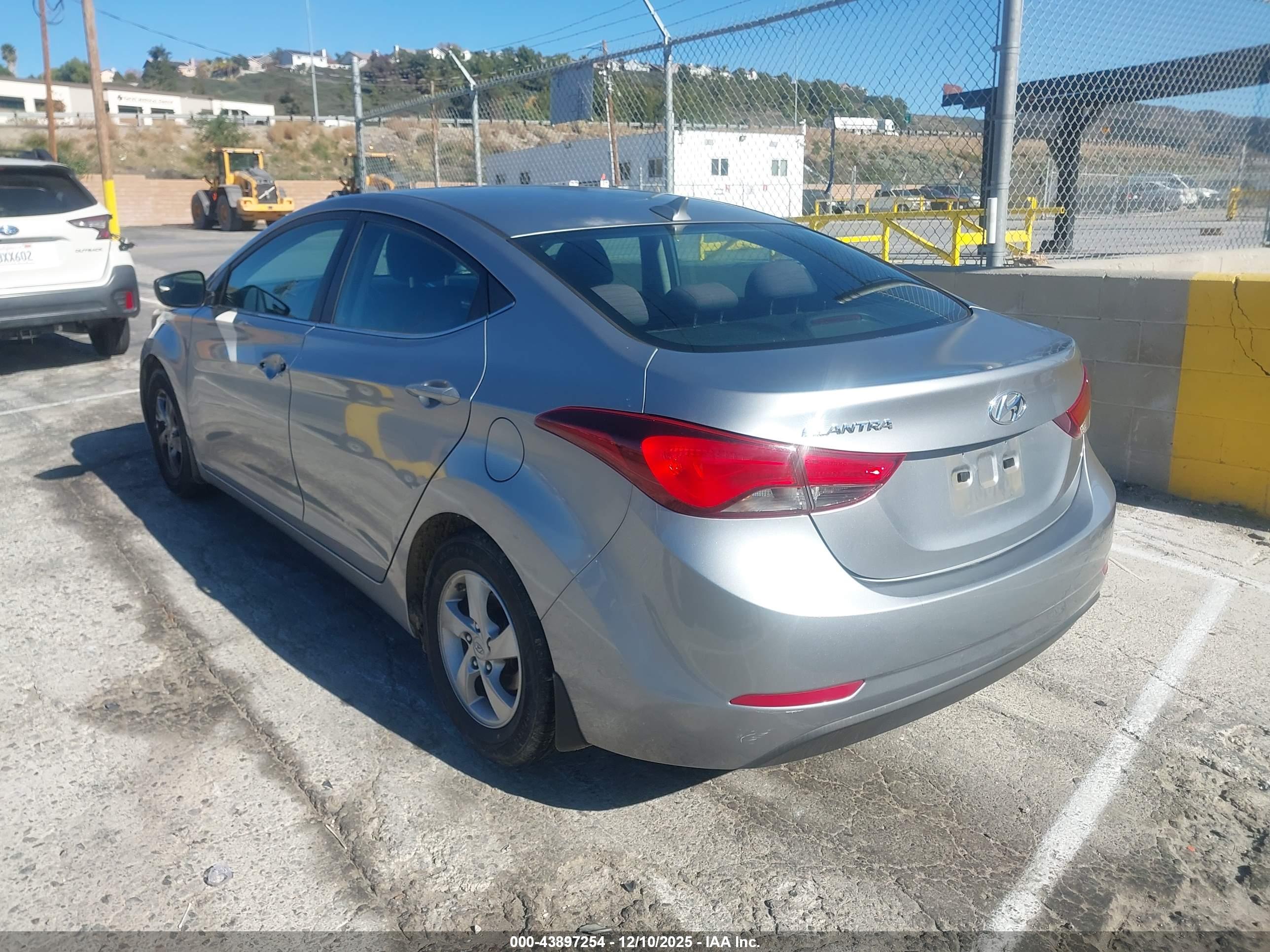 HYUNDAI ELANTRA image 3